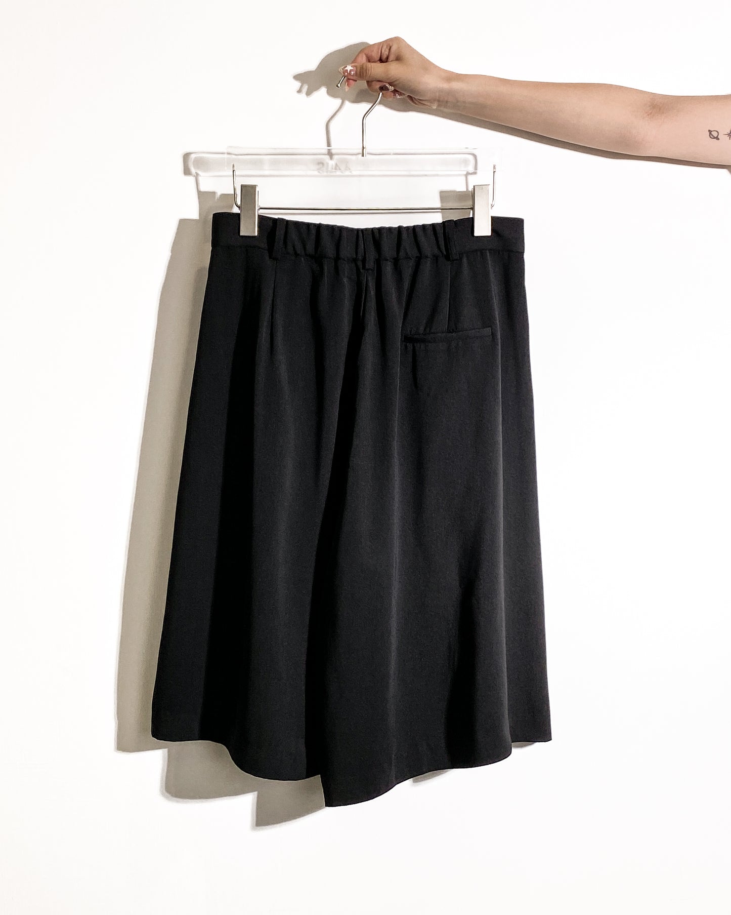 aalis BANKS knee length skorts (Black)
