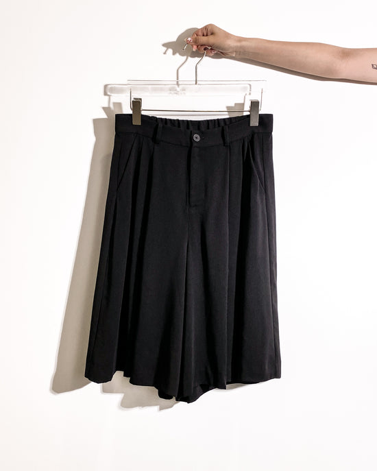 aalis BANKS knee length skorts (Black)