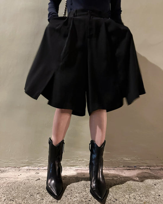 aalis BANKS knee length skorts (Black)