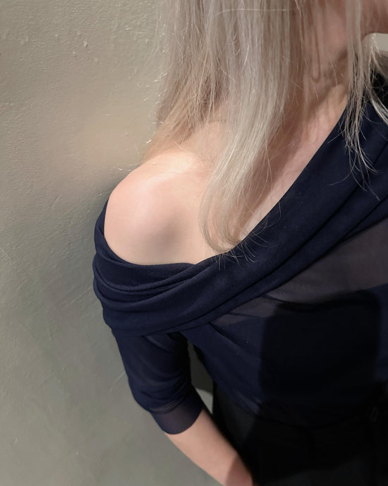 aalis KASA FW25 off shoulder stretch mesh top (Navy)