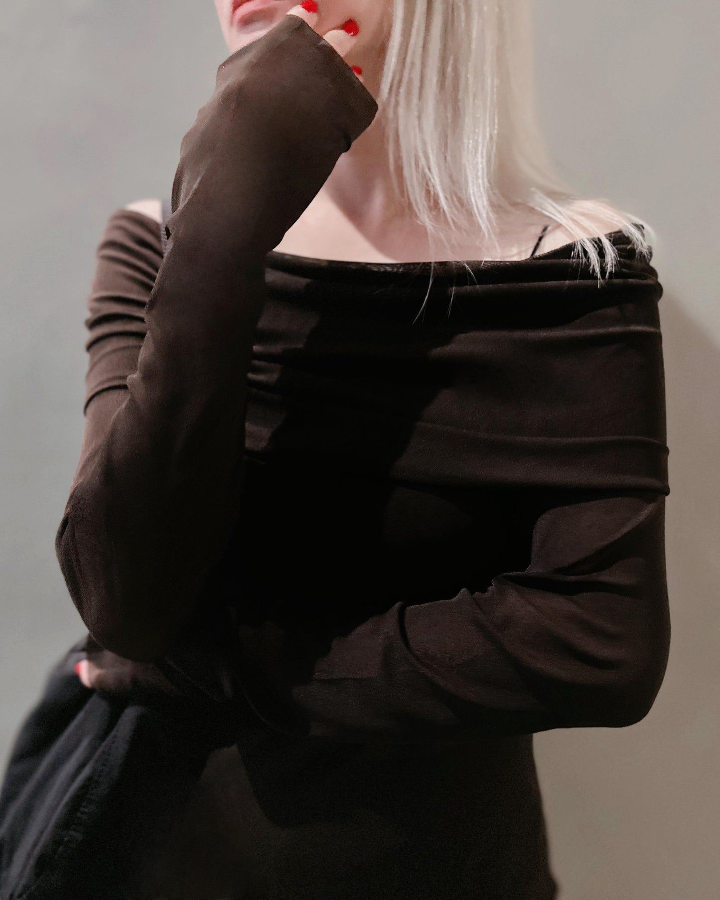 aalis KASA FW25 off shoulder stretch mesh top (Brown)