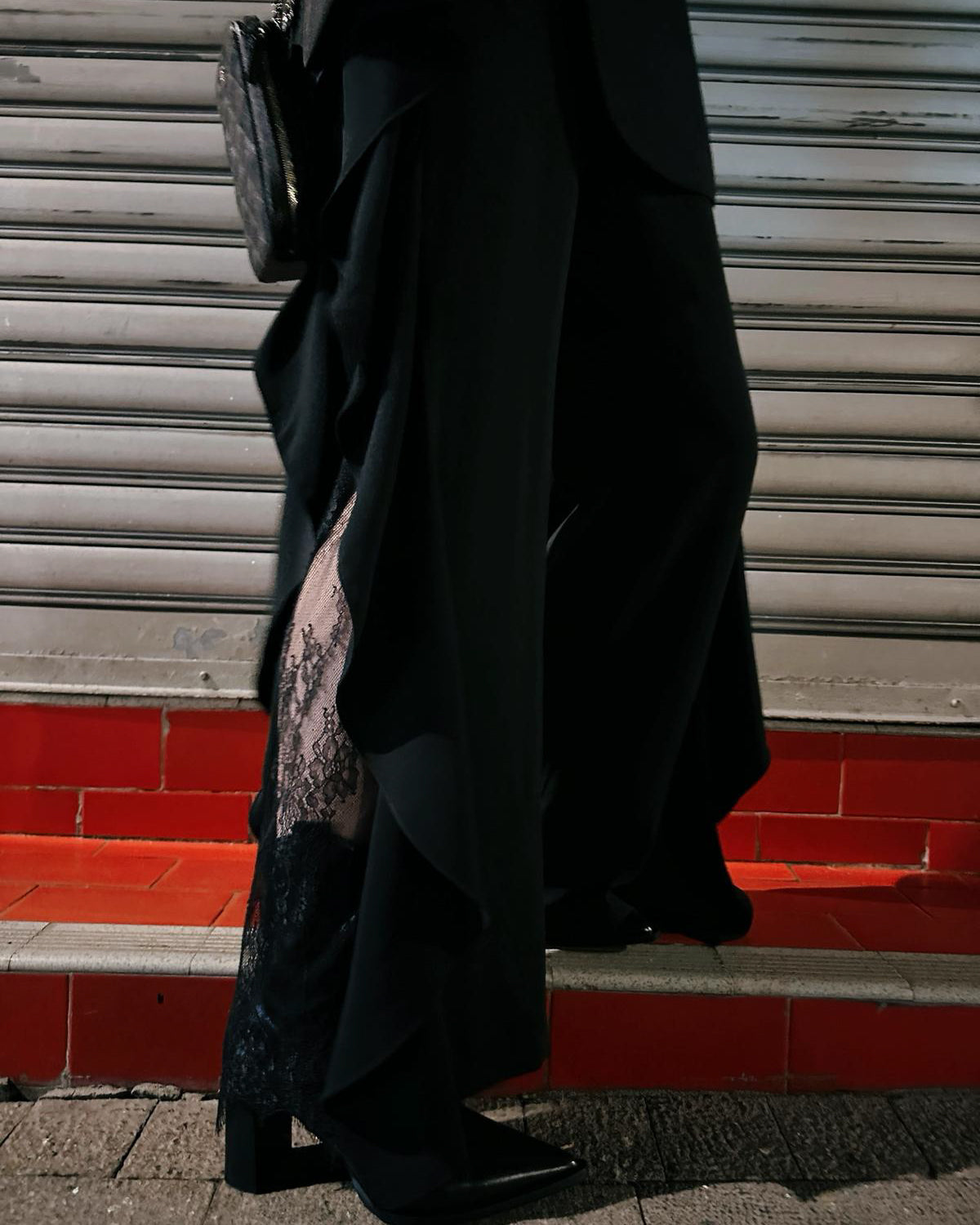 aalis GAMET side lace panel ruffle pants (Black)