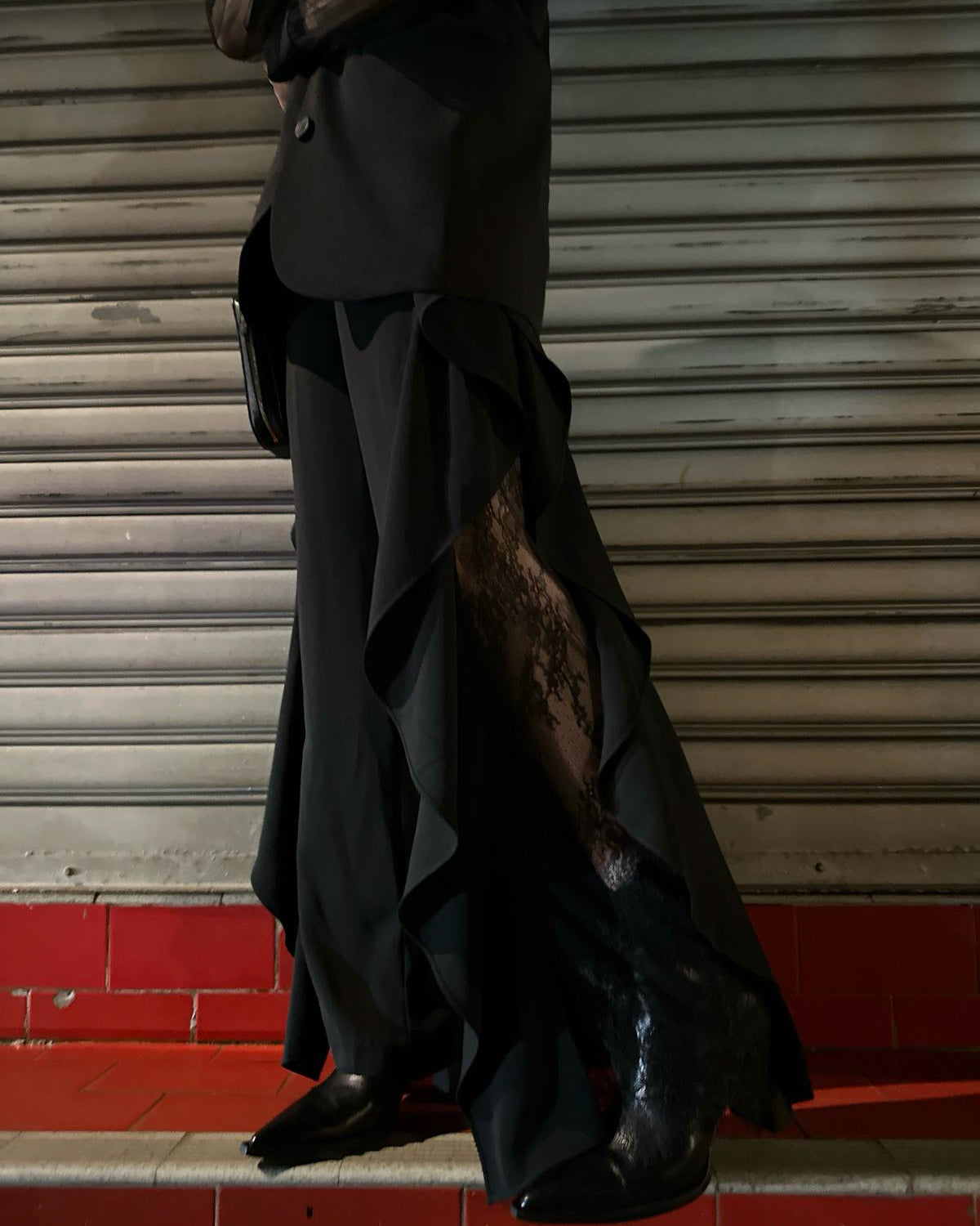 aalis GAMET side lace panel ruffle pants (Black)