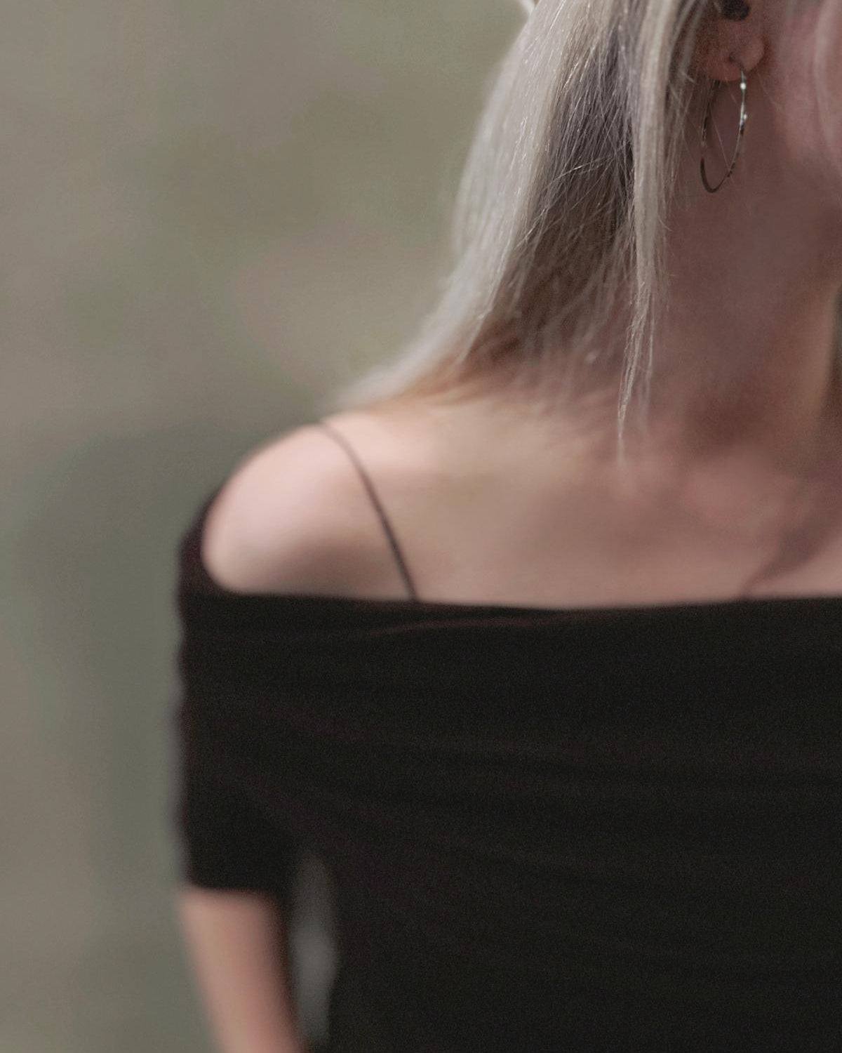 aalis KASA FW25 off shoulder stretch mesh top (Brown)