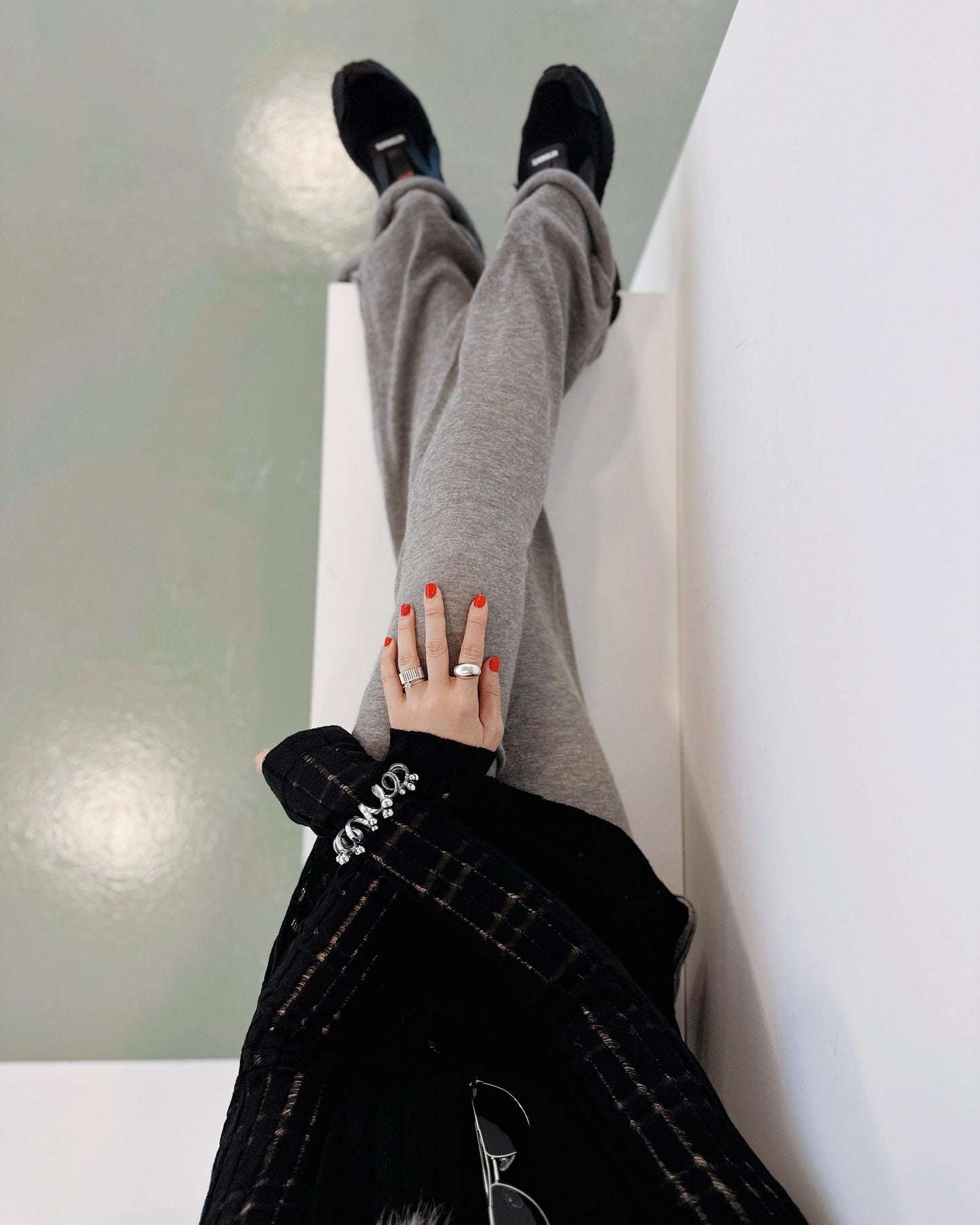 aalis NONA distressed loose fit knitwear (Black)