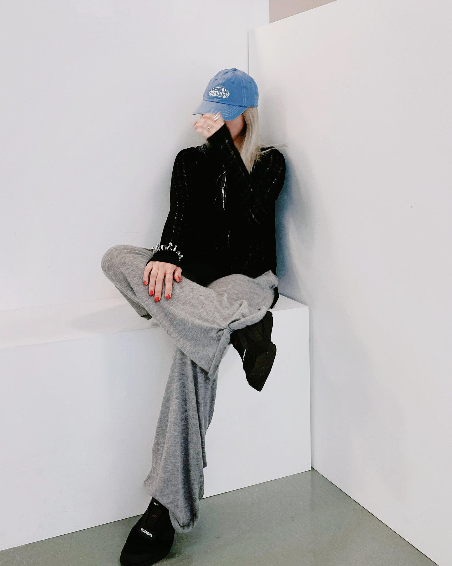 aalis NONA distressed loose fit knitwear (Black)