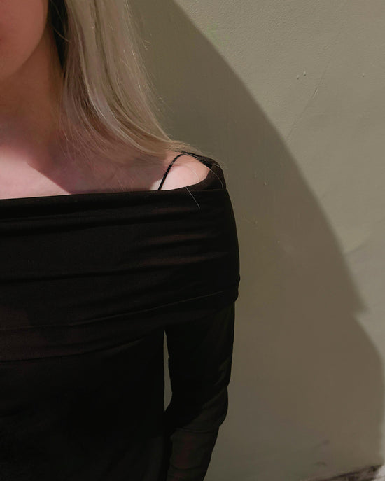 aalis KASA FW25 off shoulder stretch mesh top (Brown)