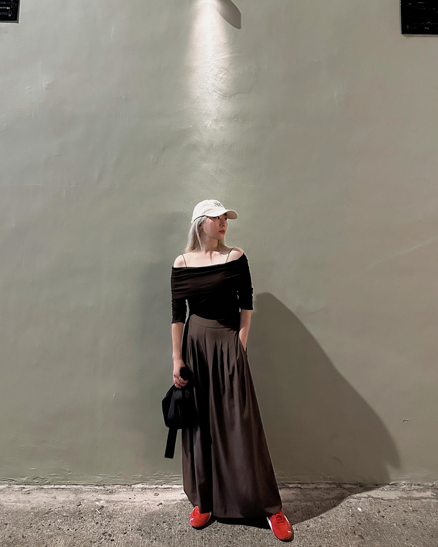 aalis KASA FW25 off shoulder stretch mesh top (Brown)