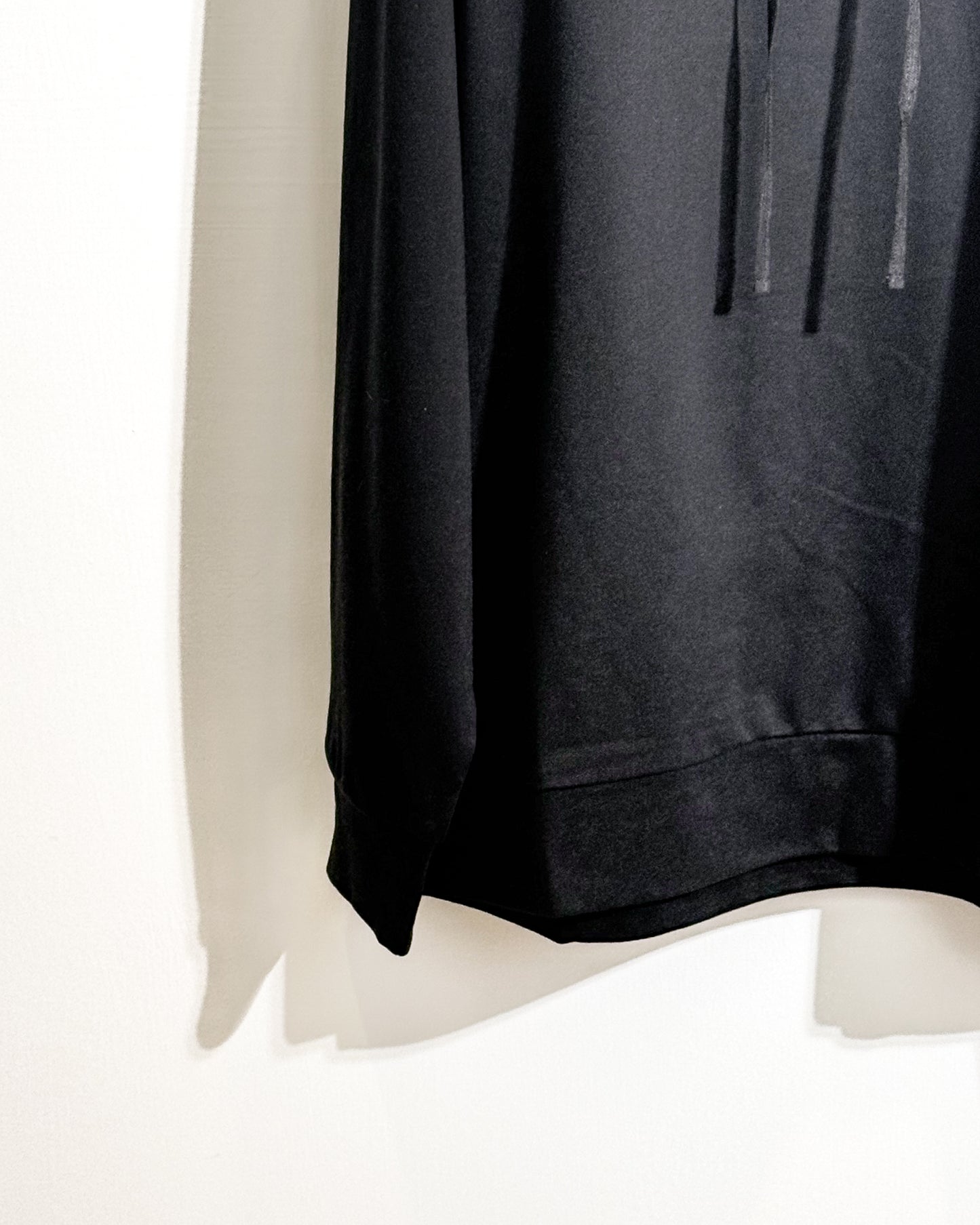 aalis ELIO cold shoulder pleated mesh ruffle hoodie (Black)