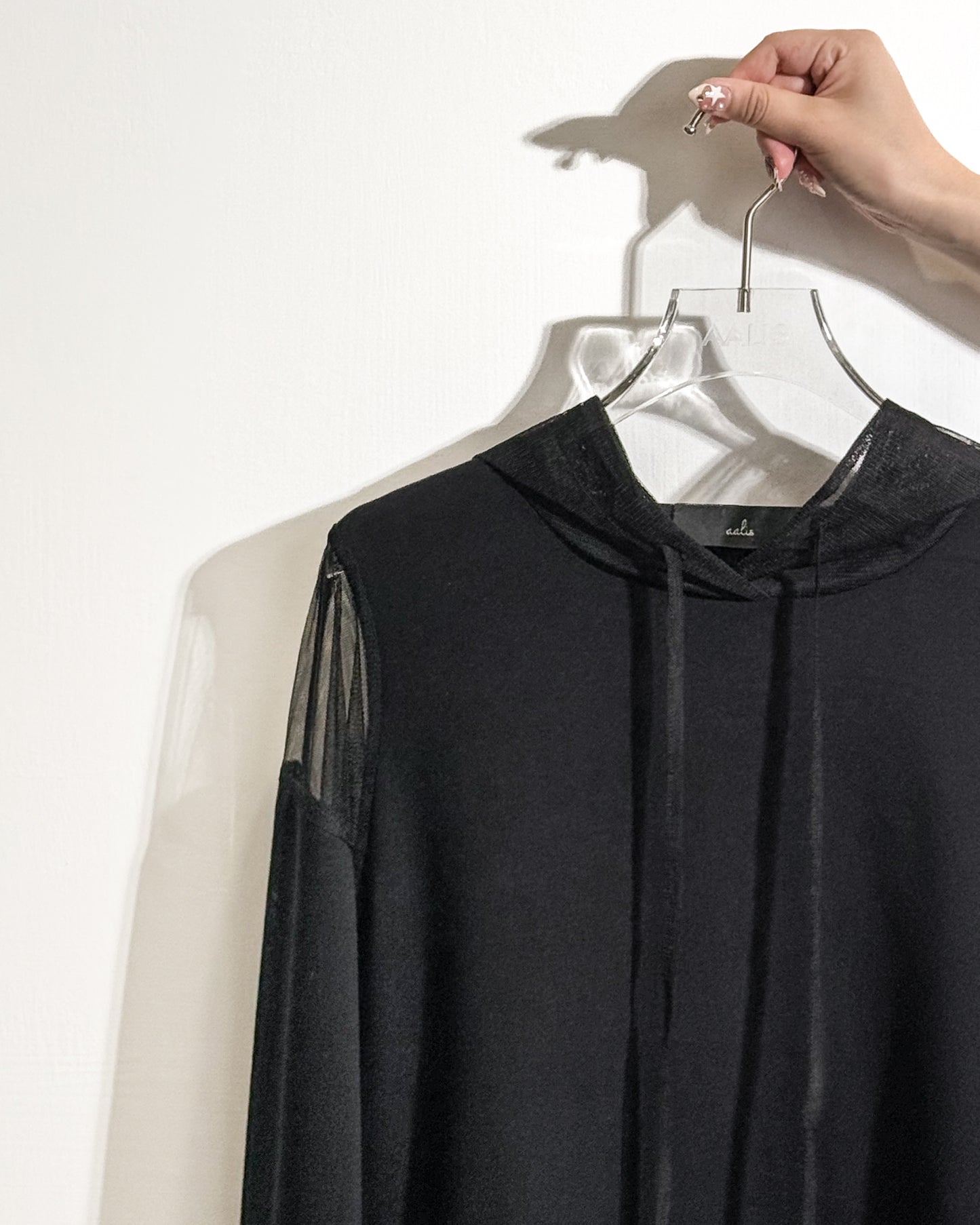 aalis ELIO cold shoulder pleated mesh ruffle hoodie (Black)