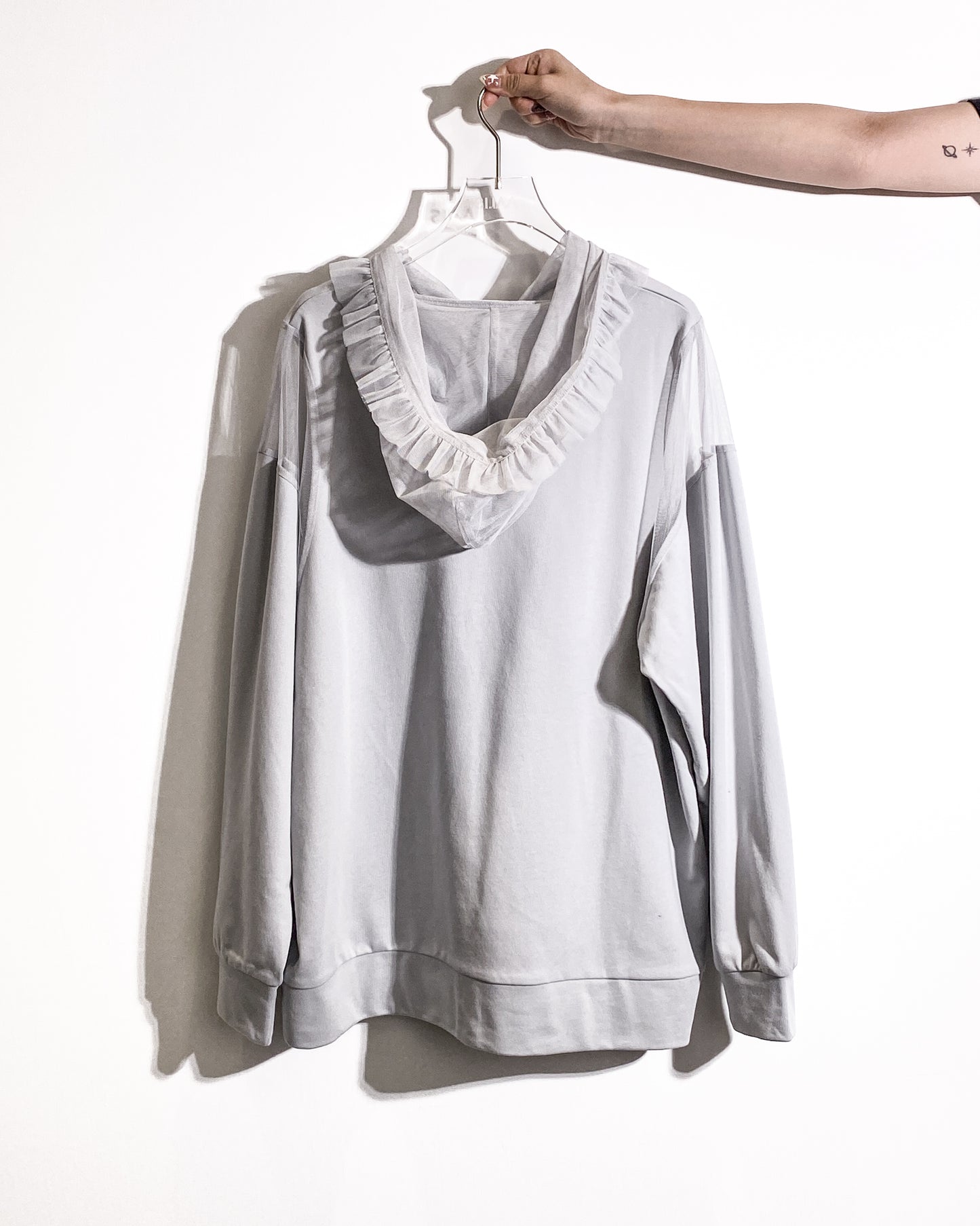 aalis ELIO RUFFLE cold shoulder pleated mesh ruffle hoodie (Light grey)