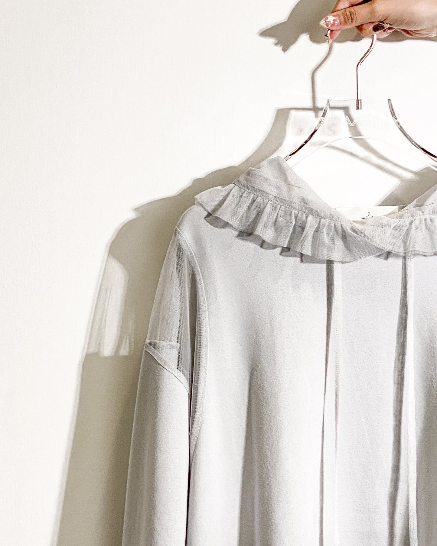 aalis ELIO RUFFLE cold shoulder pleated mesh ruffle hoodie (Light grey)