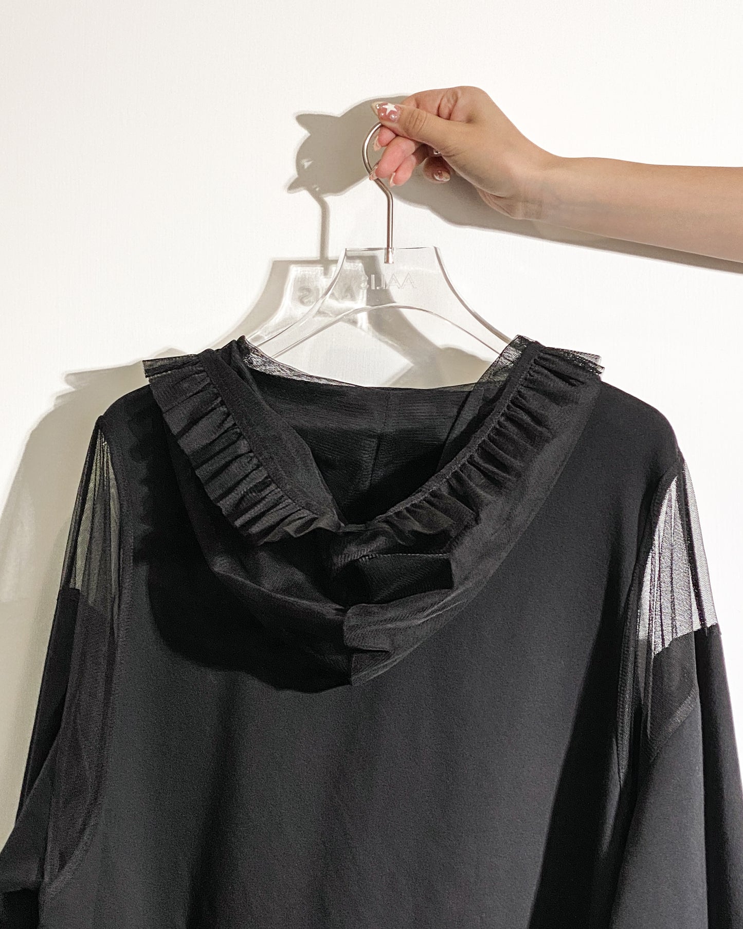 aalis ELIO RUFFLE cold shoulder pleated mesh ruffle hoodie (Black)