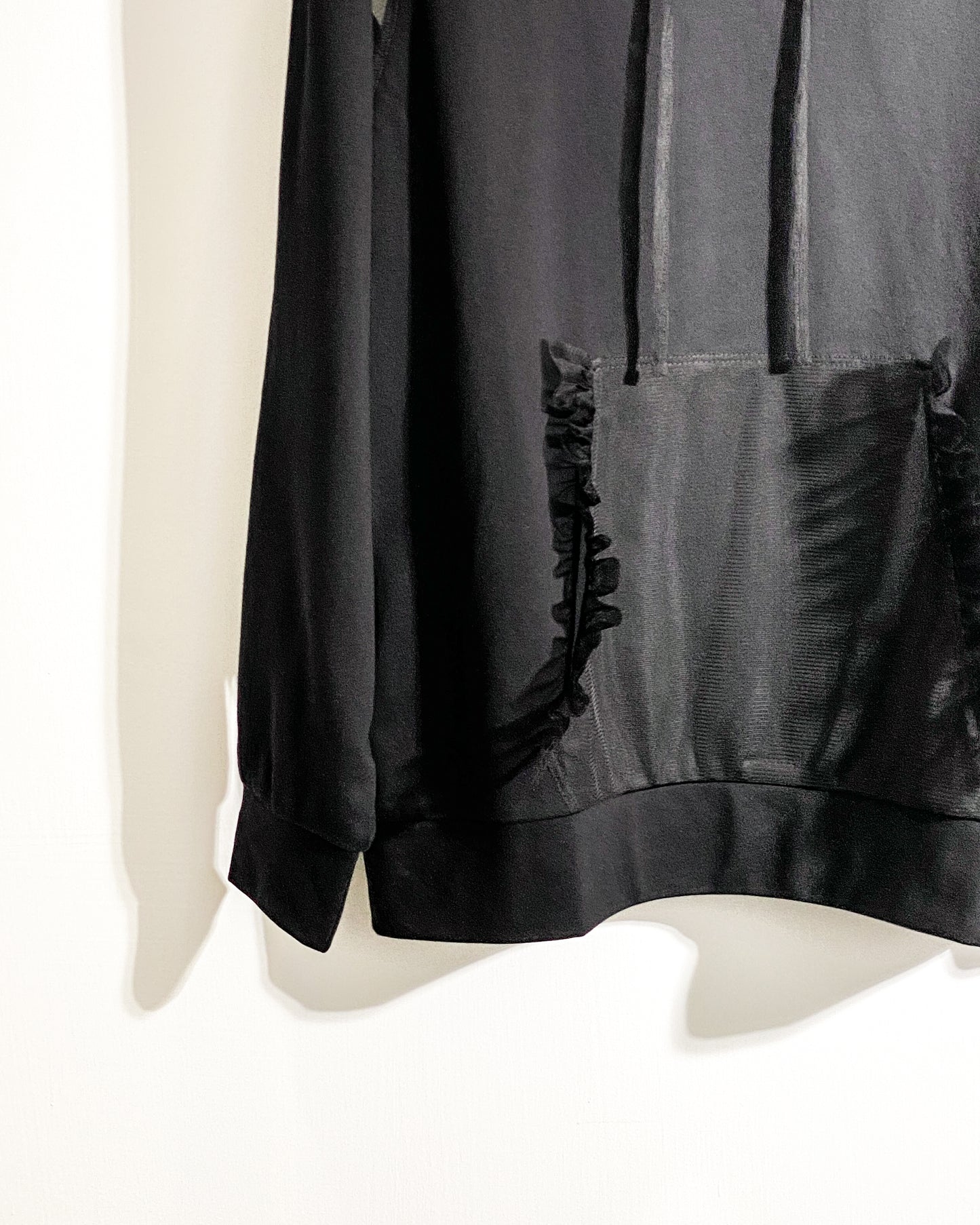 aalis ELIO RUFFLE cold shoulder pleated mesh ruffle hoodie (Black)
