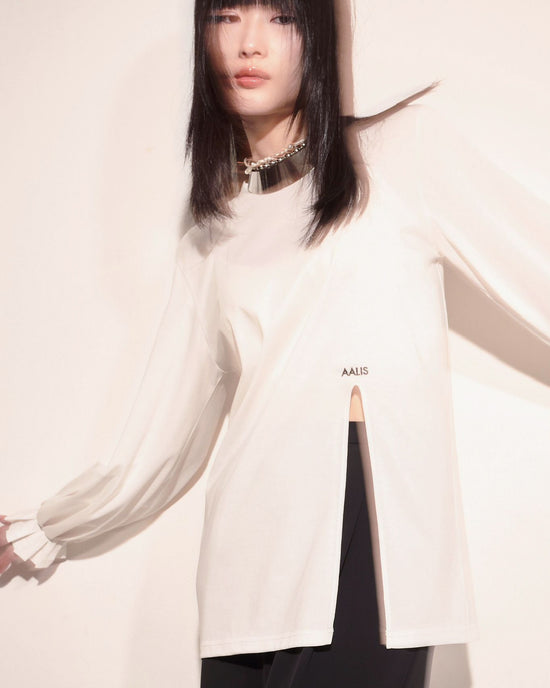 aalis NIABI folded pleats cuff front slit L/S top (White logo)