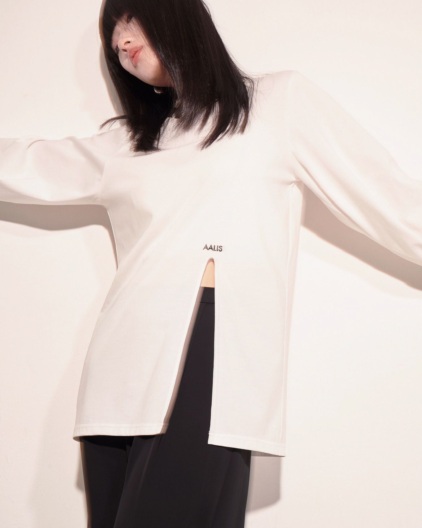 aalis NIABI folded pleats cuff front slit L/S top (White logo)