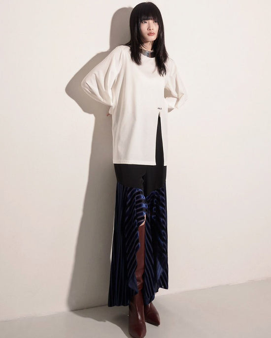 aalis NIABI folded pleats cuff front slit L/S top (White logo)