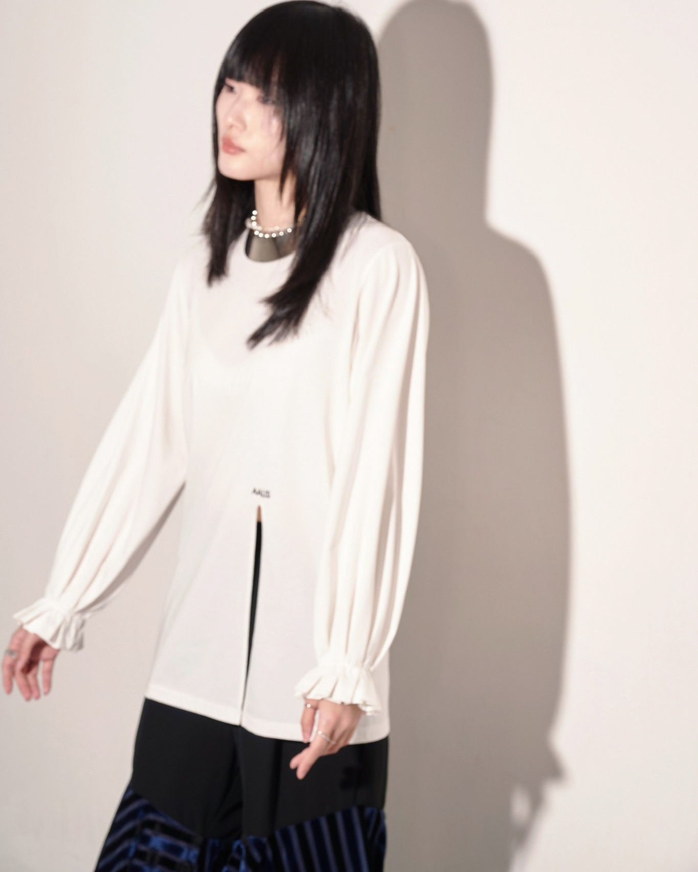 aalis NIABI folded pleats cuff front slit L/S top (White logo)