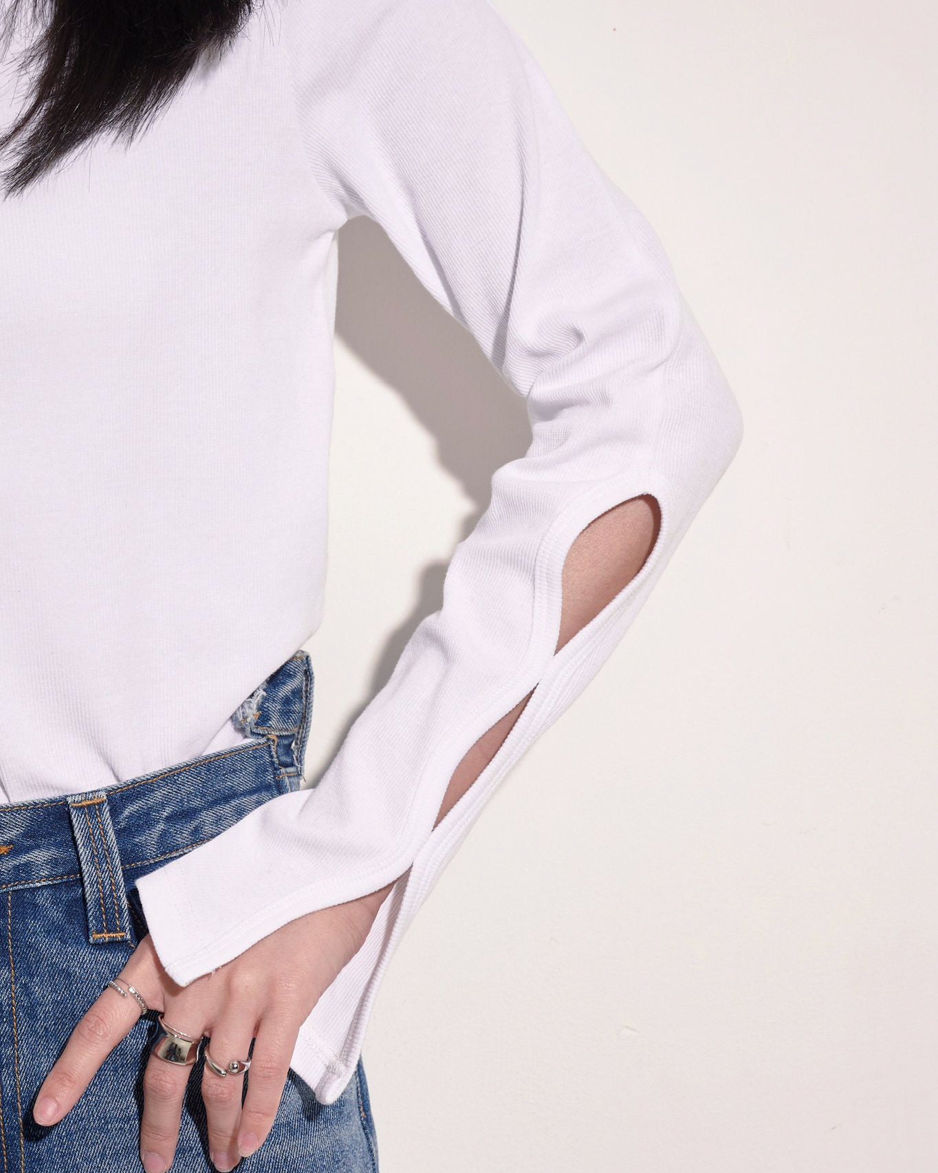 aalis SELA chain keyhole L/S top (White)