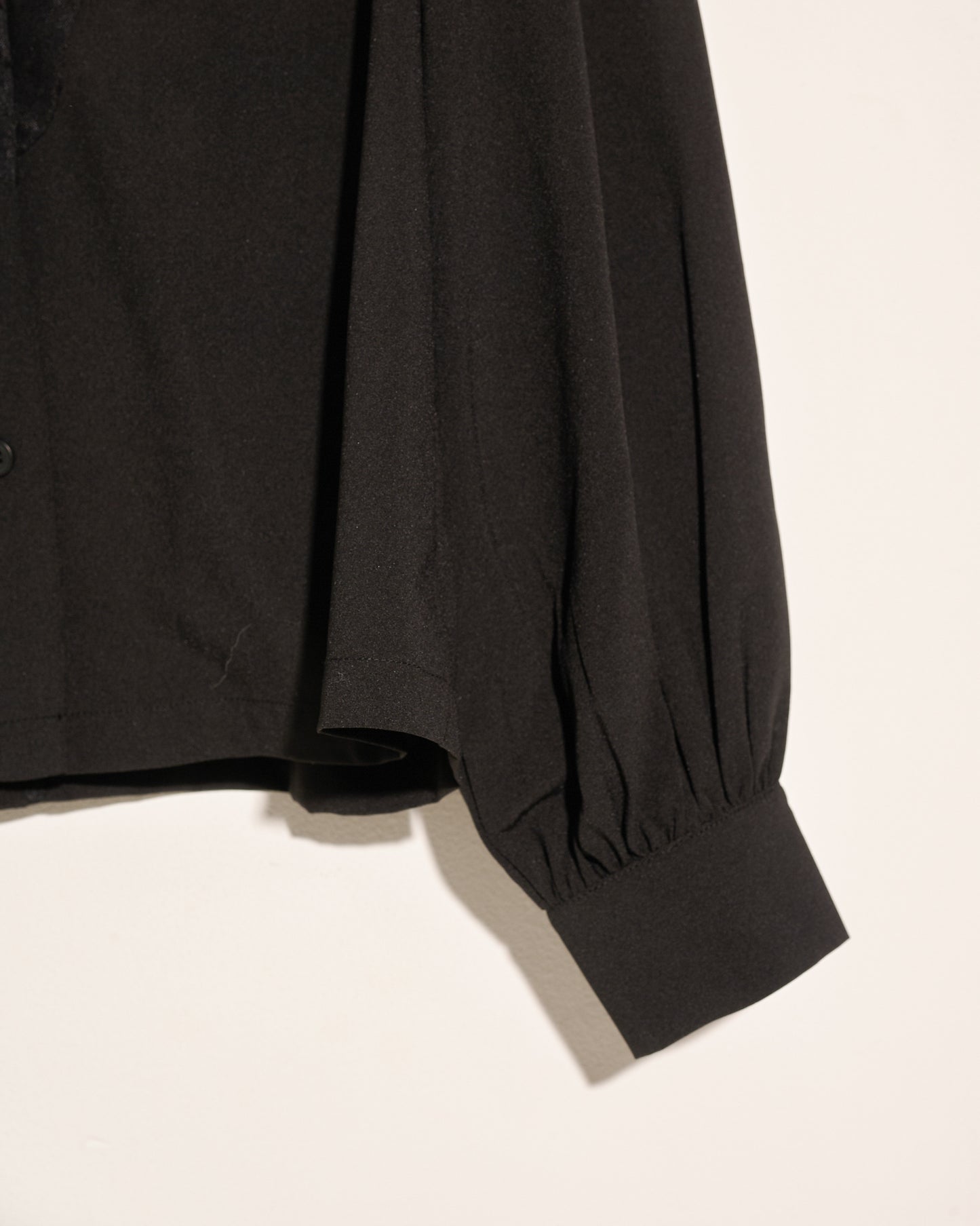 aalis KAMIKO V neck button down L/S blouse (Black)