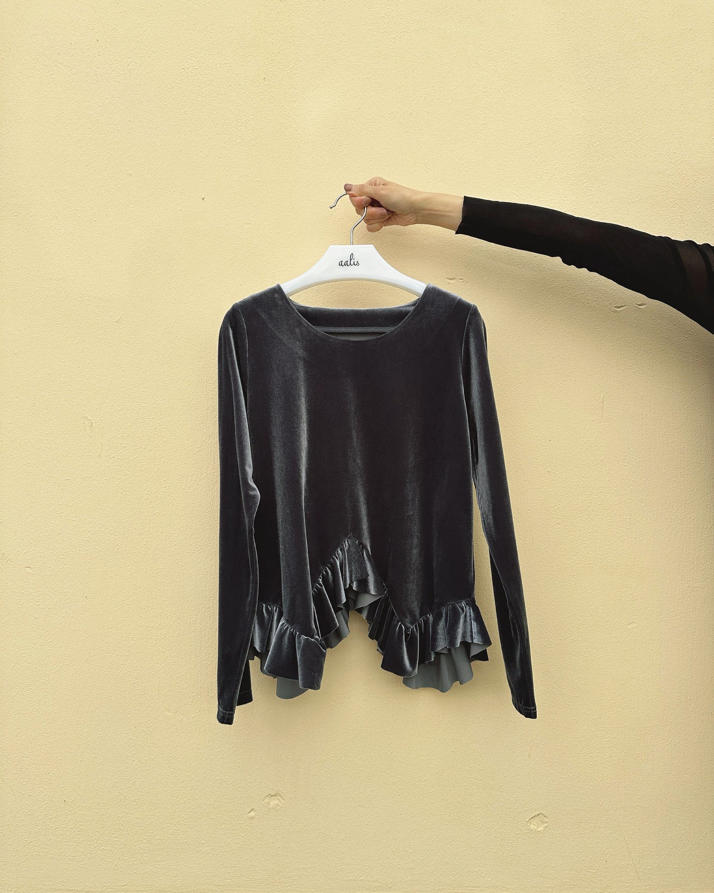 aalis SIENNA velvet hi-lo ruffle hem tops (Grey Blue)