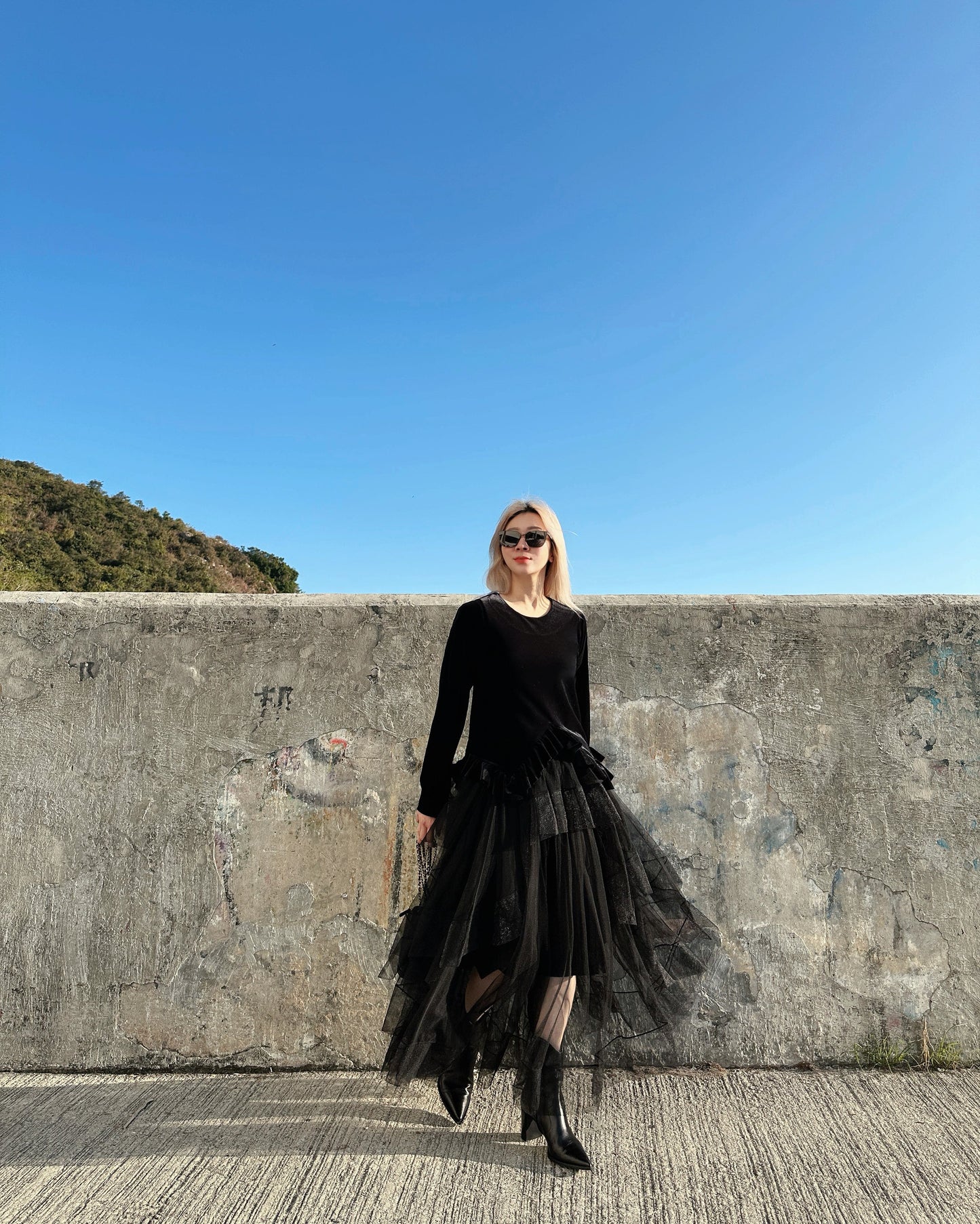 aalis SIENNA velvet hi-lo ruffle hem hem top (Black)