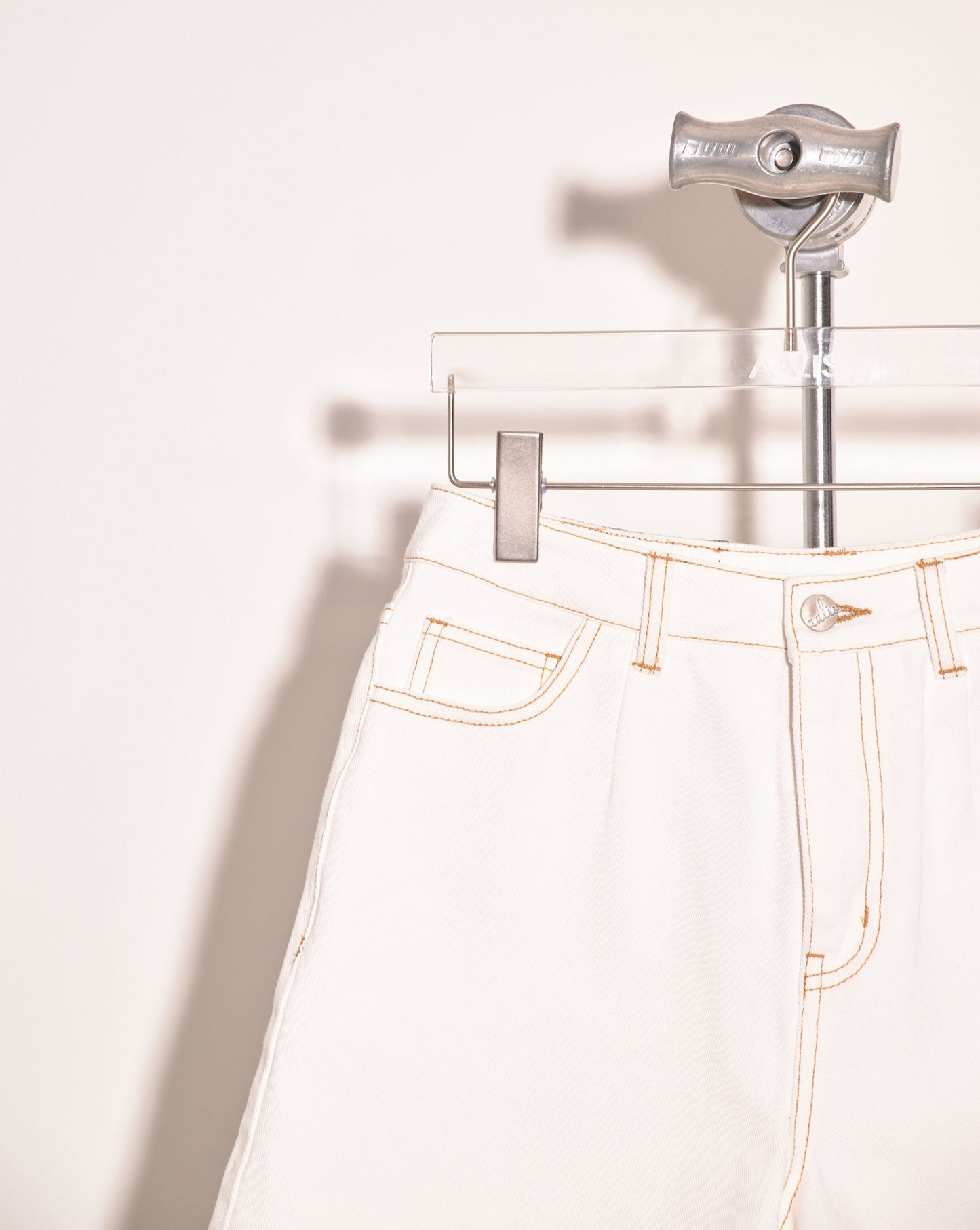 aalis VERA scallop hem denim shorts (White denim)