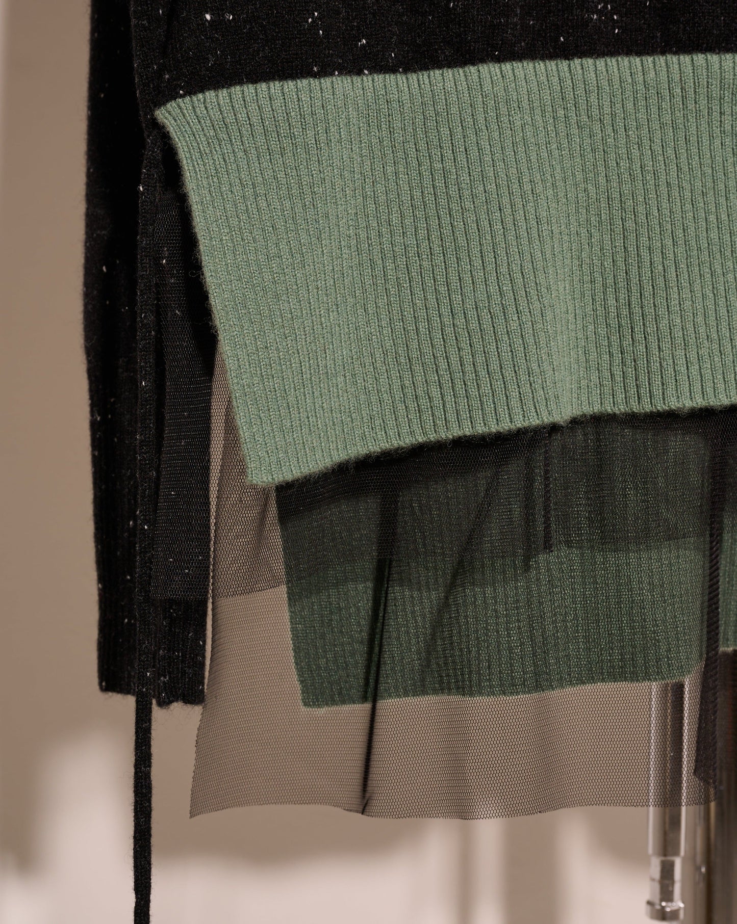aalis FLURINA 网纱细节前短后长羊绒毛衣（黑绿色）