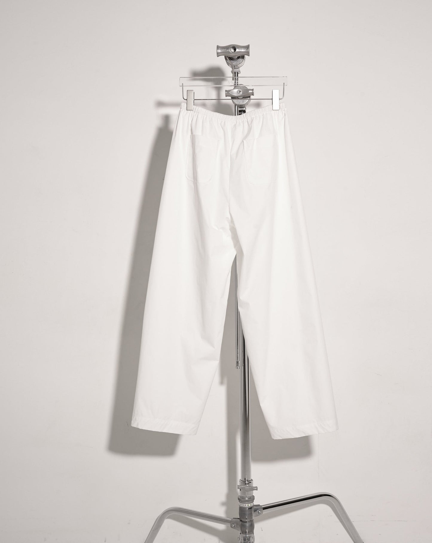 Load image into Gallery viewer, aalis BLAIRA drawstring relaxed pants (White)
