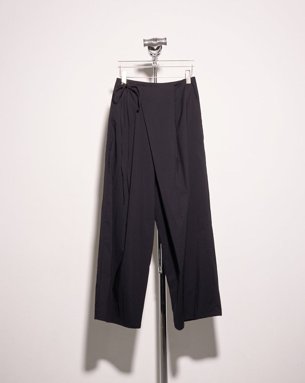 aalis LARA wrap and tie relaxed pants (Black)