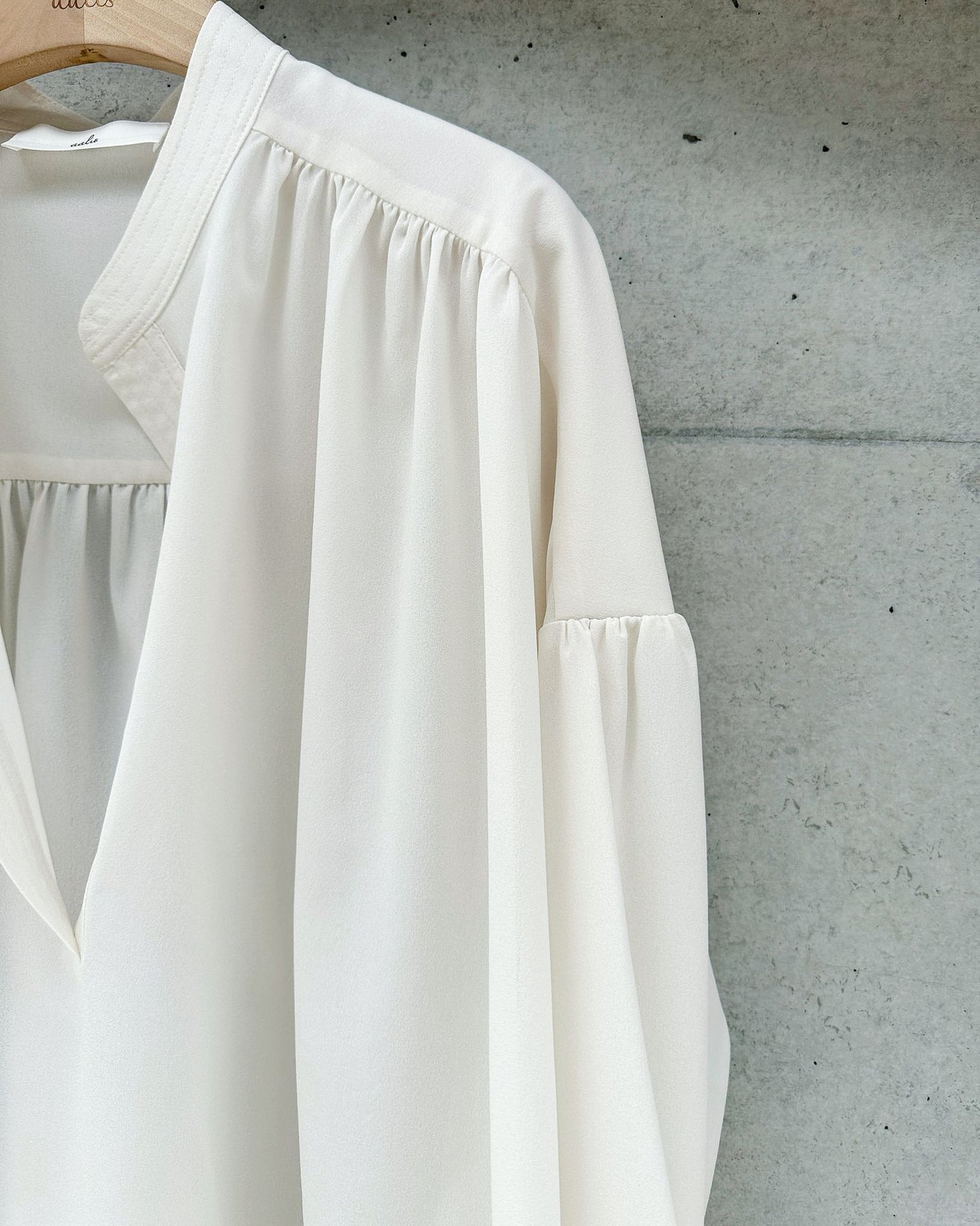 aalis JEANY oversized gathered blouse (Ivory)