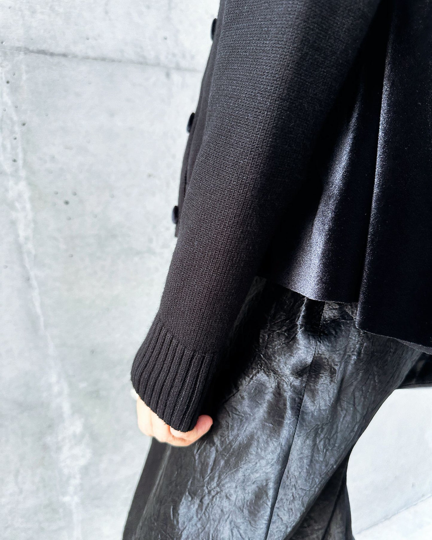 aalis CHARLEE velvet panel V neck cardigan (Black)