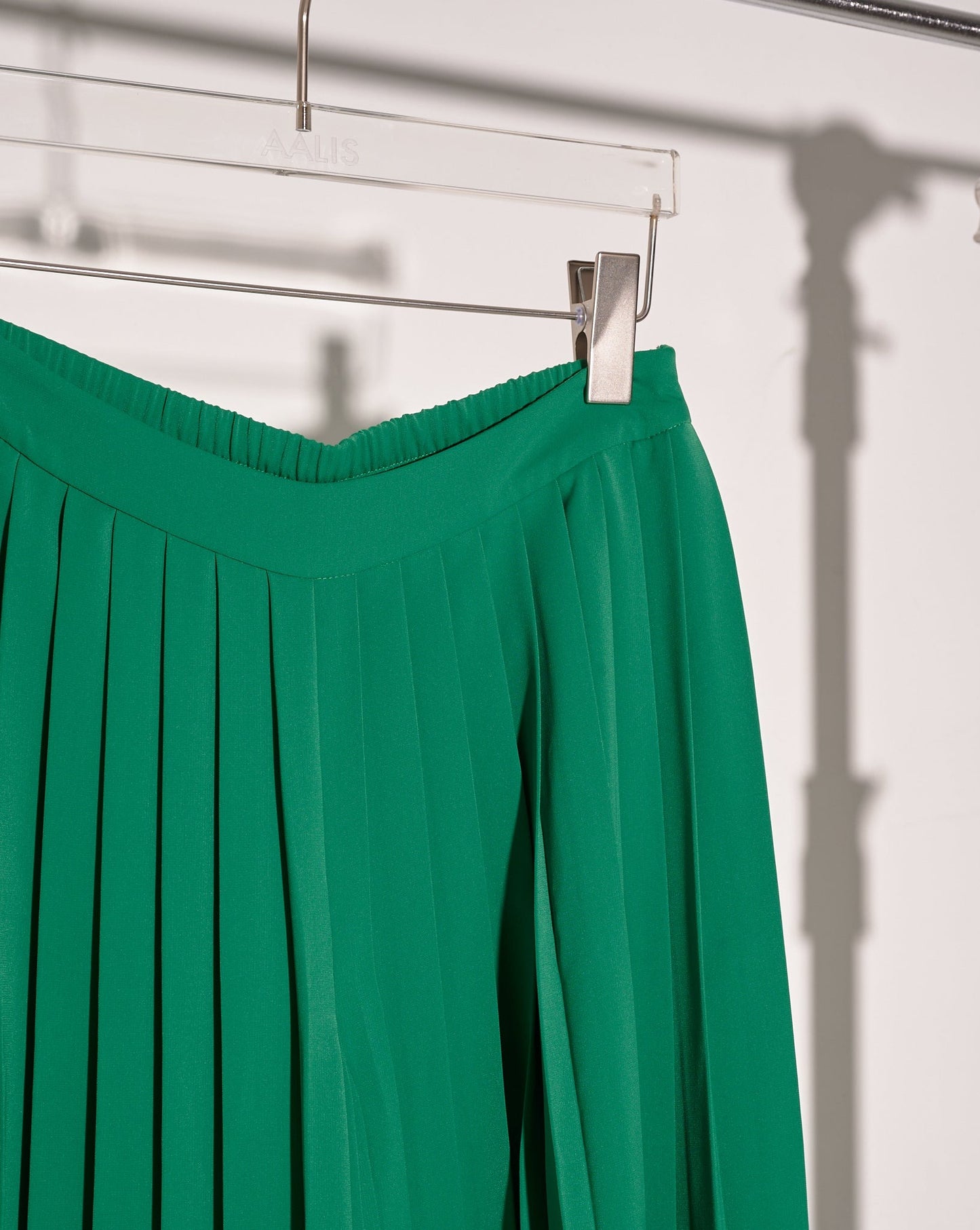 Load image into Gallery viewer, aalis CAPI pleated chiffon palazzo pants (Green)
