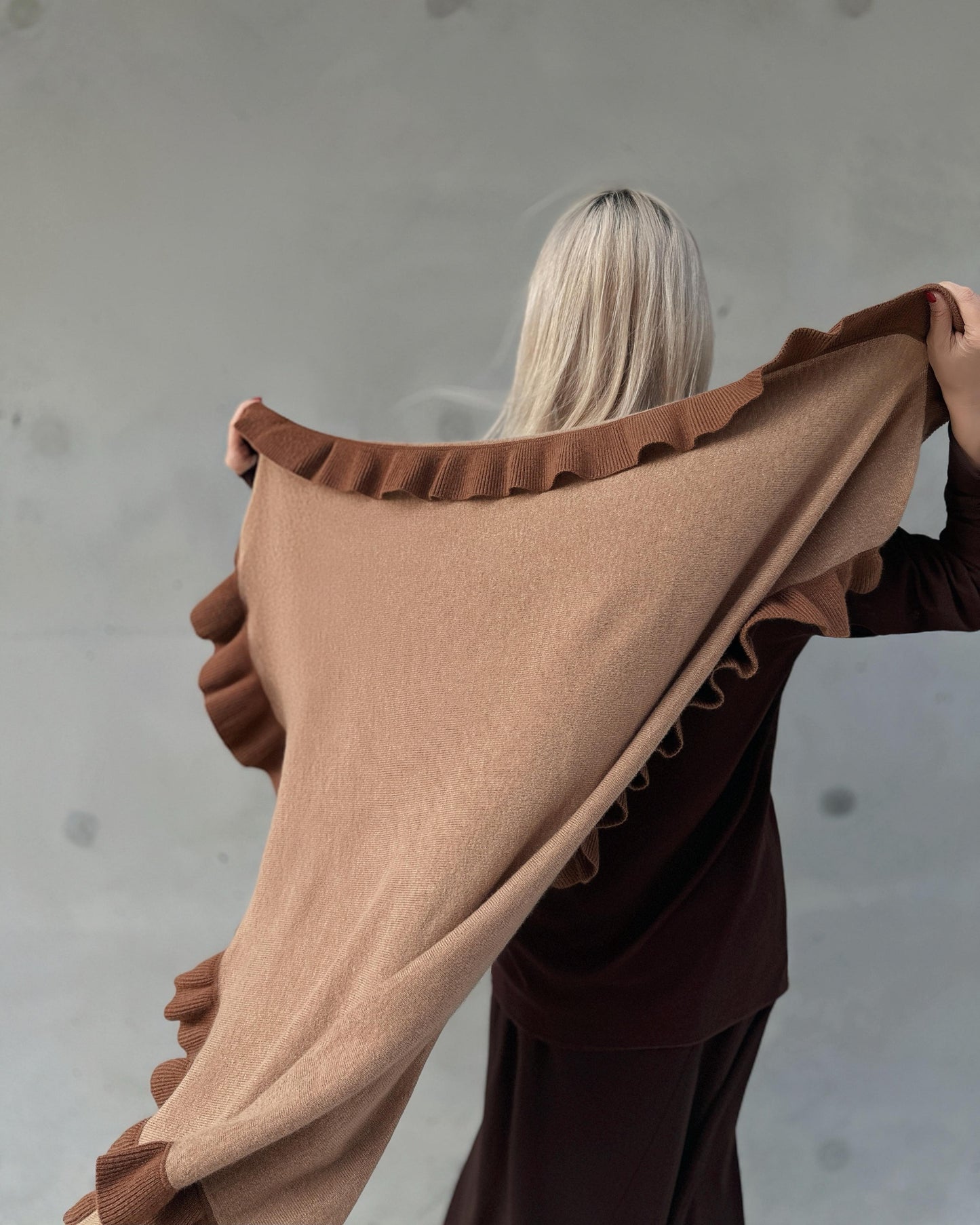 (Pre-order) aalis LUCIE MIX FW25 cashmere ruffle hem scarf (Camel Mix)