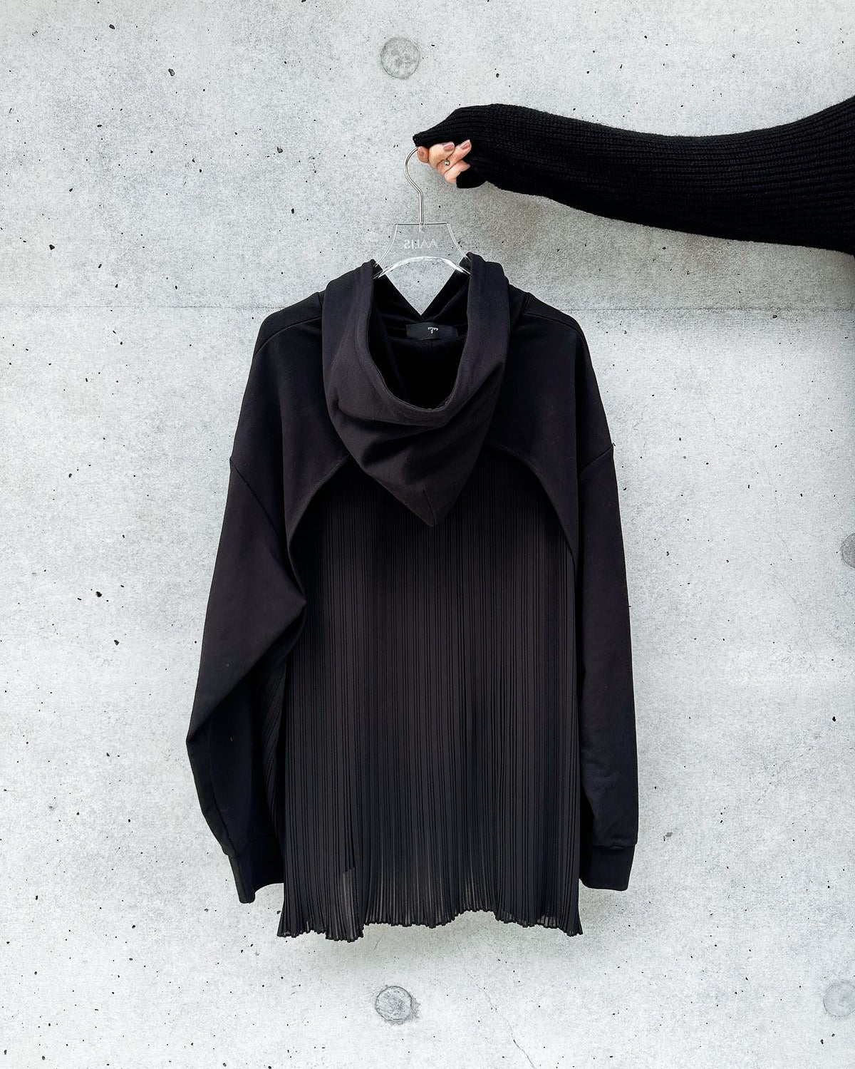 aalis PARMA pleated chiffon hoodie (Black)