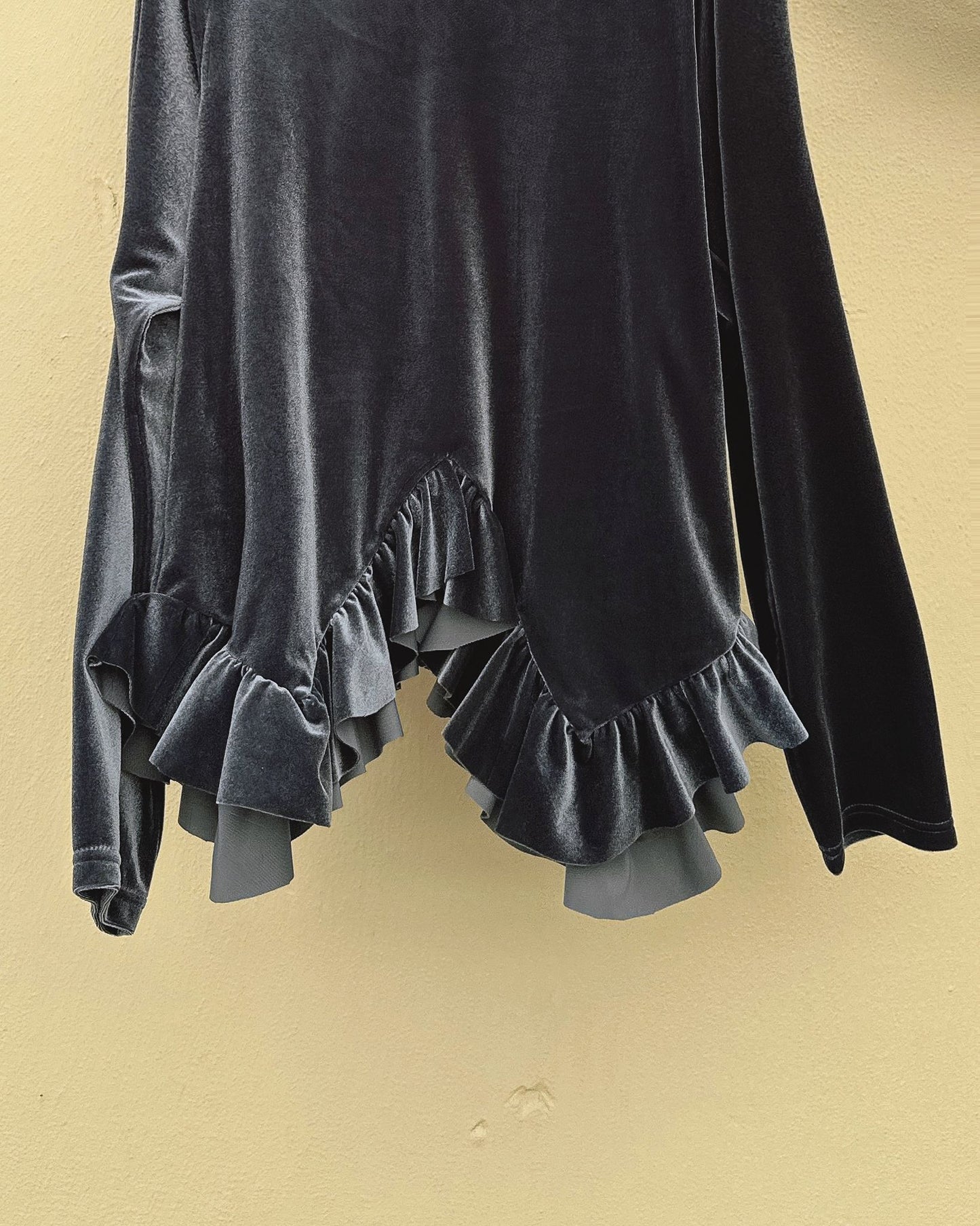 aalis SIENNA velvet hi-lo ruffle hem top (Grey Blue)