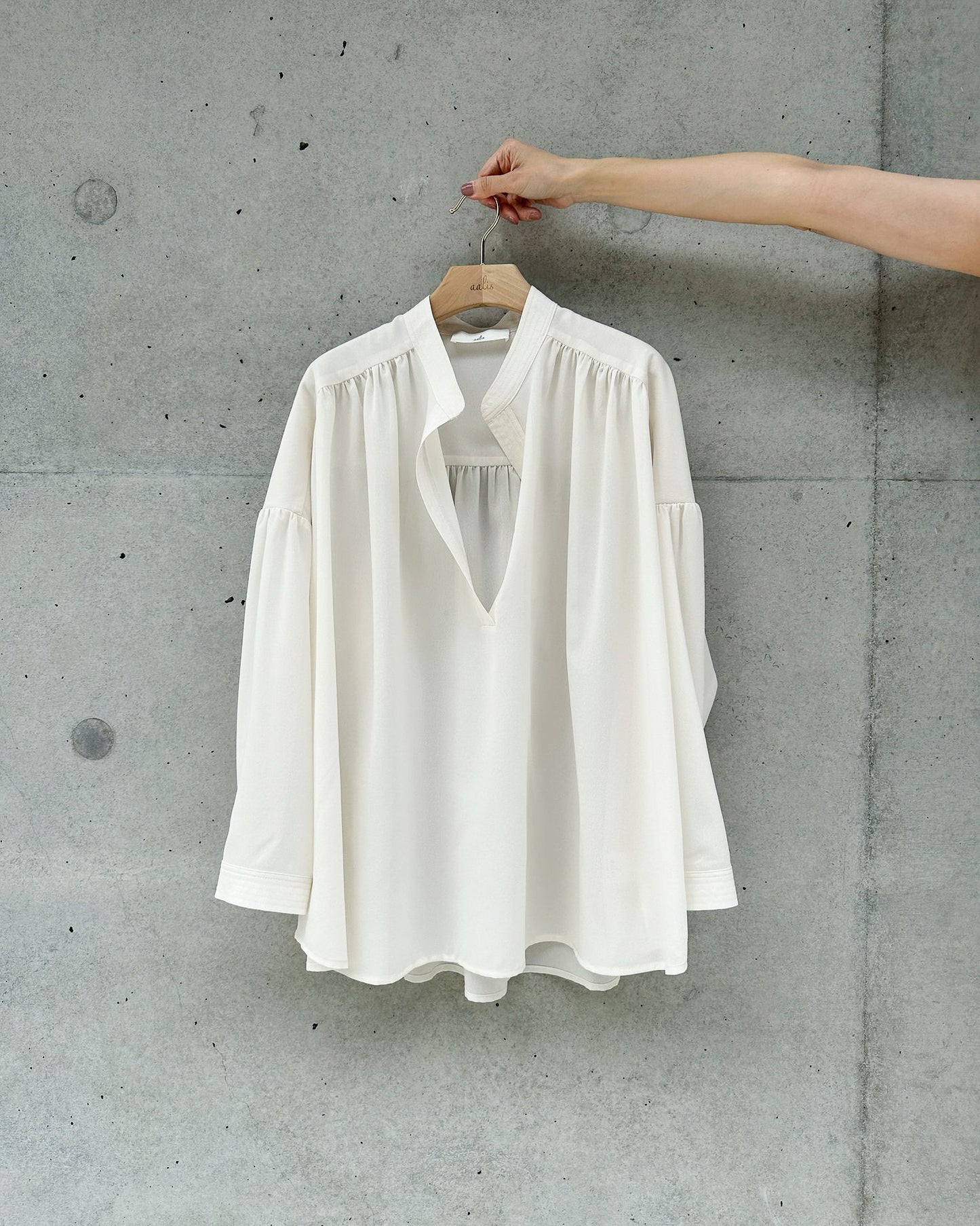 aalis JEANY oversized gathered blouse (Ivory)