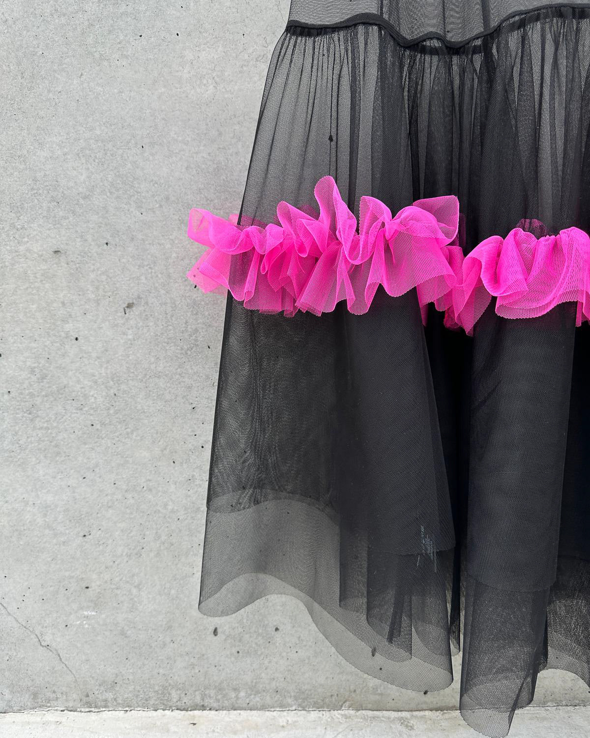 (Pre-order) aalis WISTA mesh ruffle detail skirt (Black Magenta)