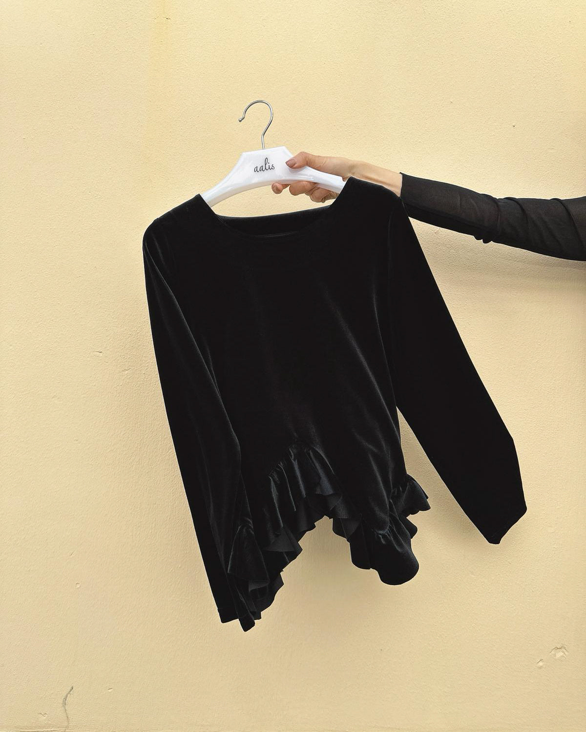 aalis SIENNA velvet hi-lo ruffle hem hem tops (Black)