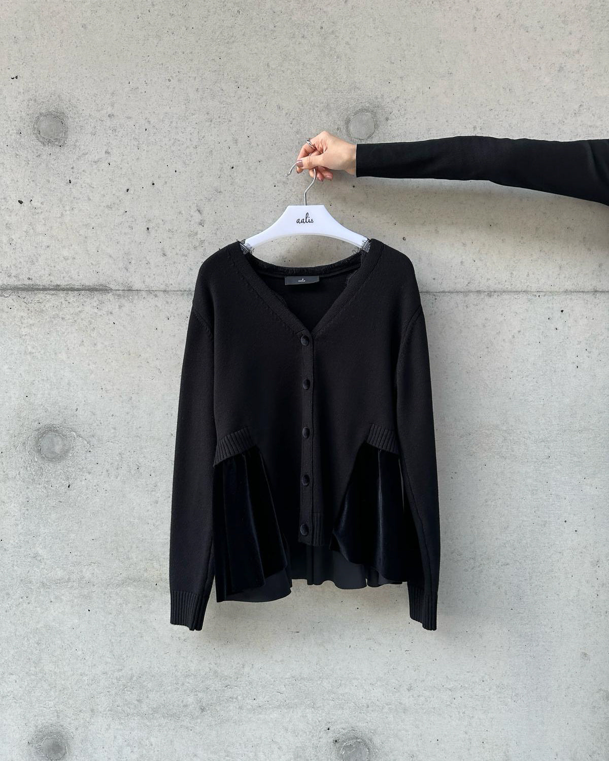 aalis CHARLEE velvet panel V neck cardigan (Black)