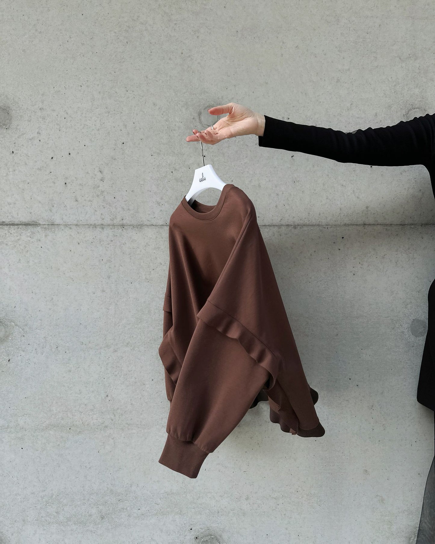 aalis CANVA ruffle detail sweater (Brown)