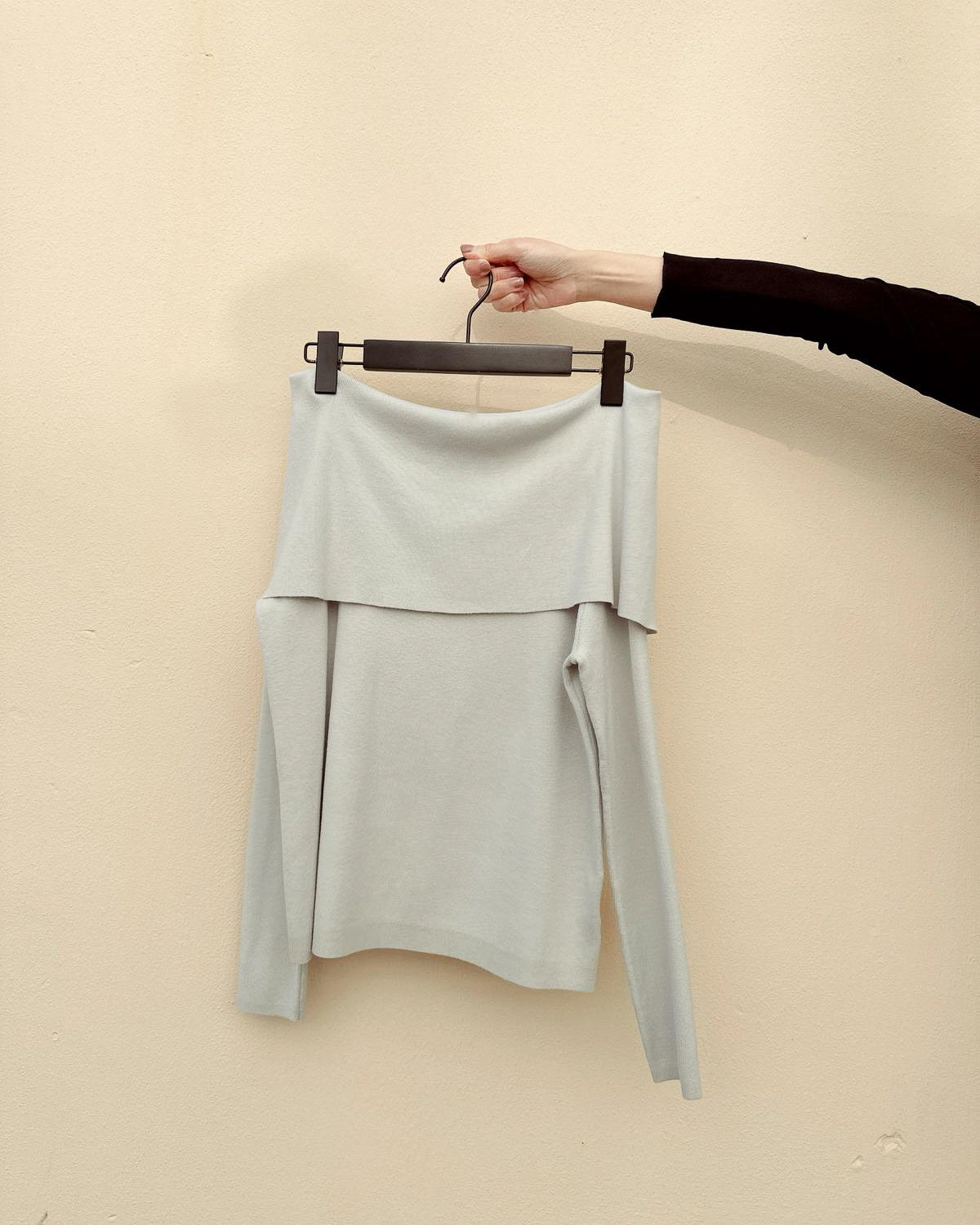 aalis ROY knitted off shoulder L/S top (Lt Grey)