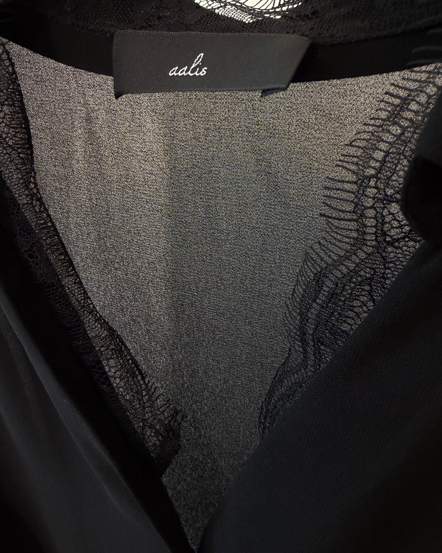 aalis CISA chiffon lace v neck shirt (Black)
