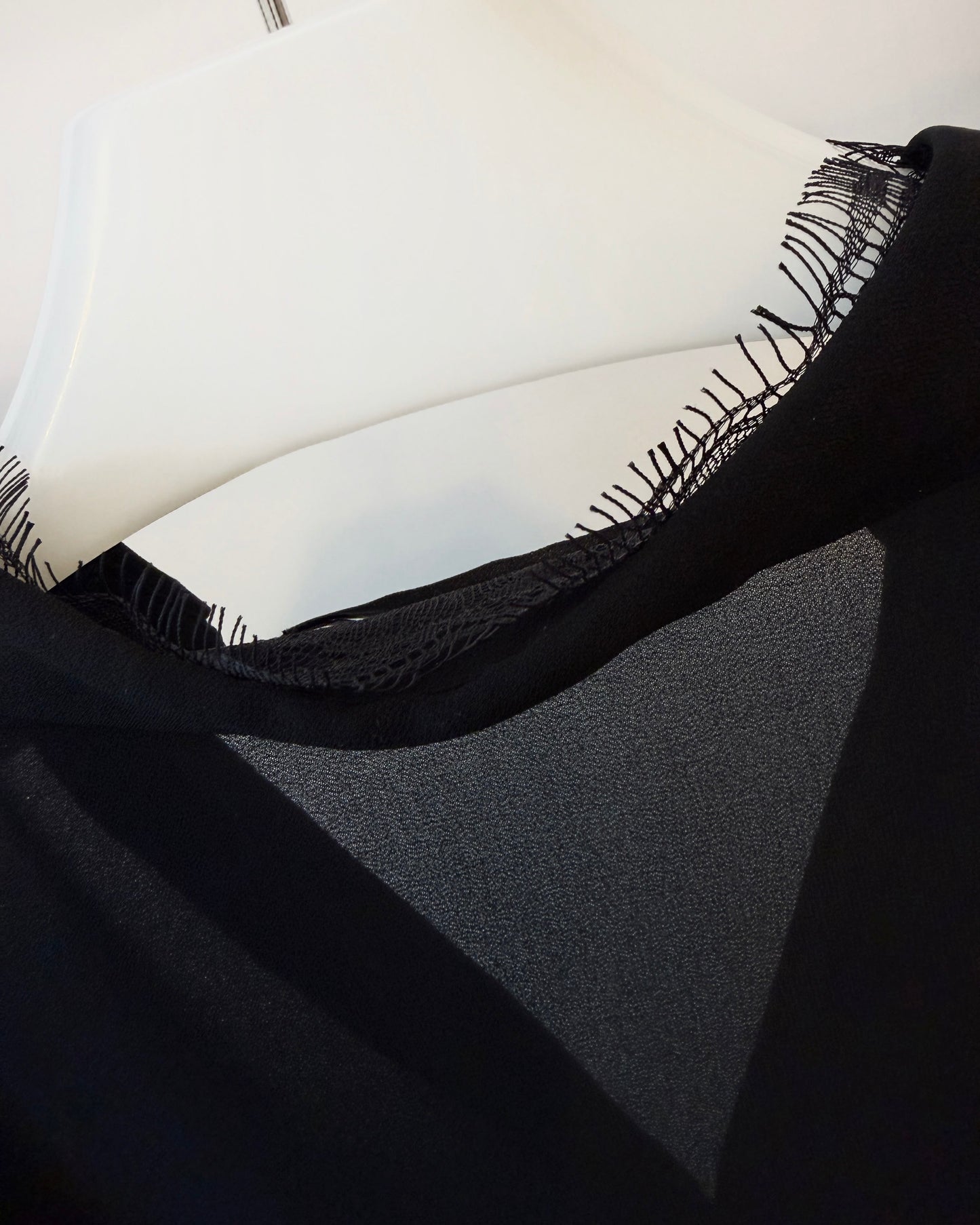 aalis CISA chiffon lace v neck shirt (Black)