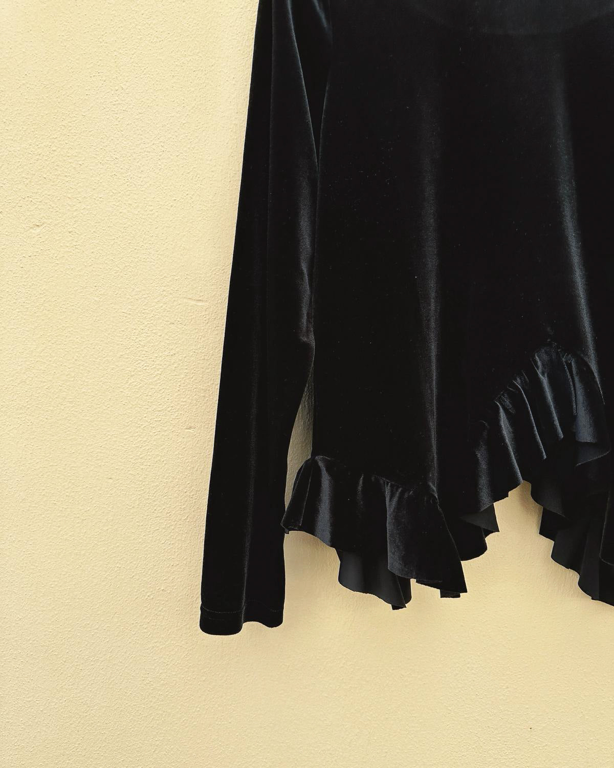 aalis SIENNA velvet hi-lo ruffle hem hem top (Black)