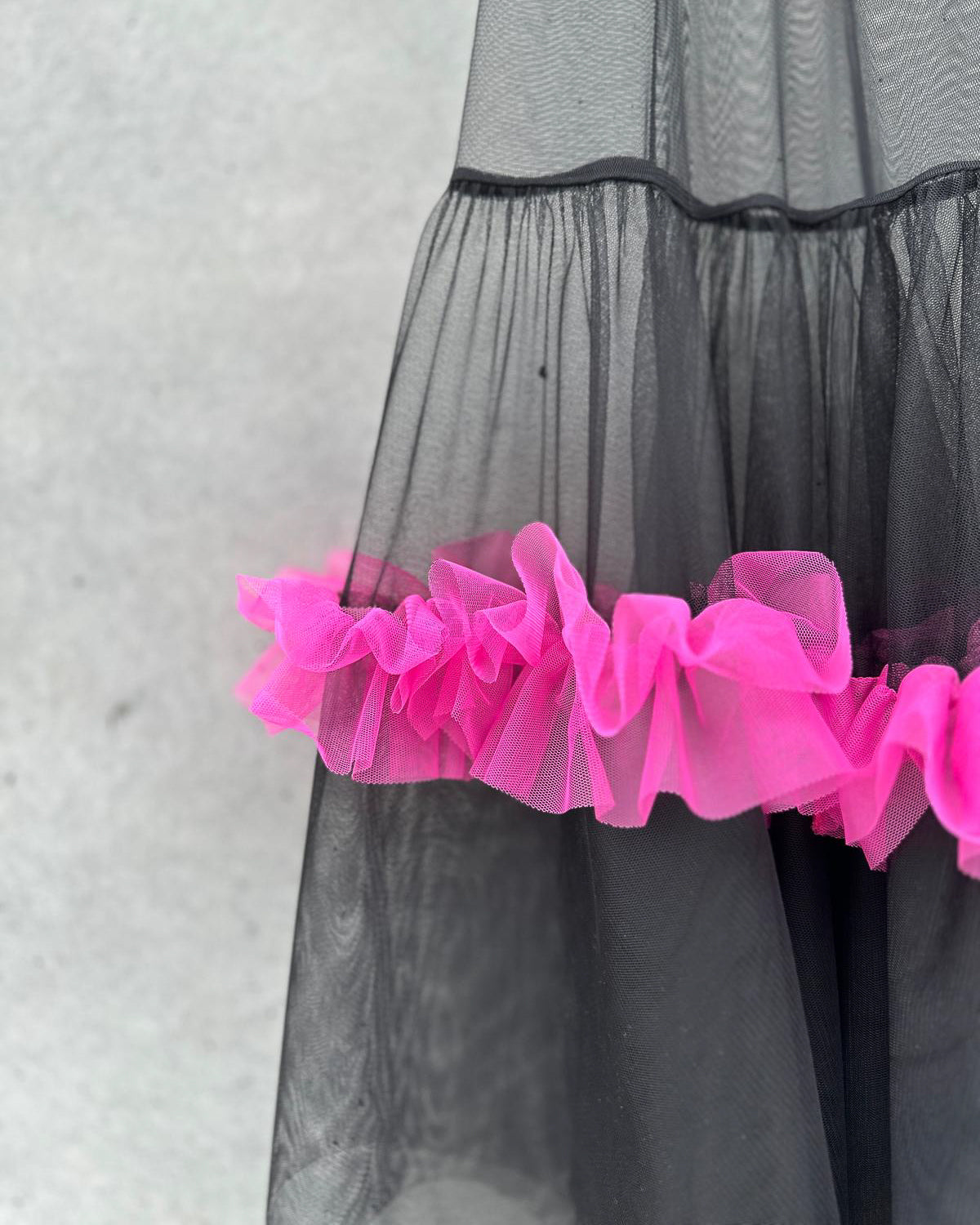 (Pre-order) aalis WISTA mesh ruffle detail skirt (Black Magenta)