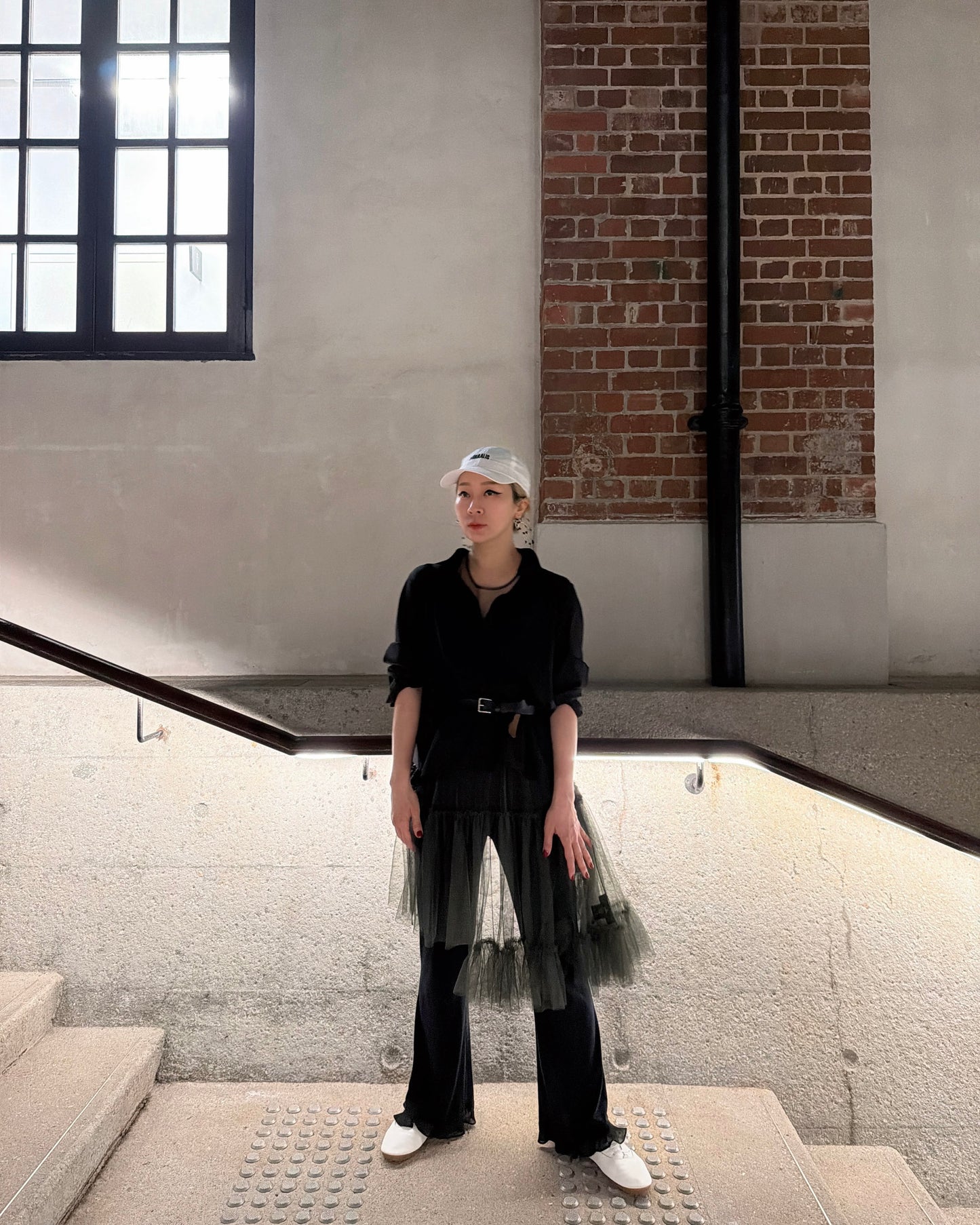 aalis LOVA lace chiffon panel shirt (Black)