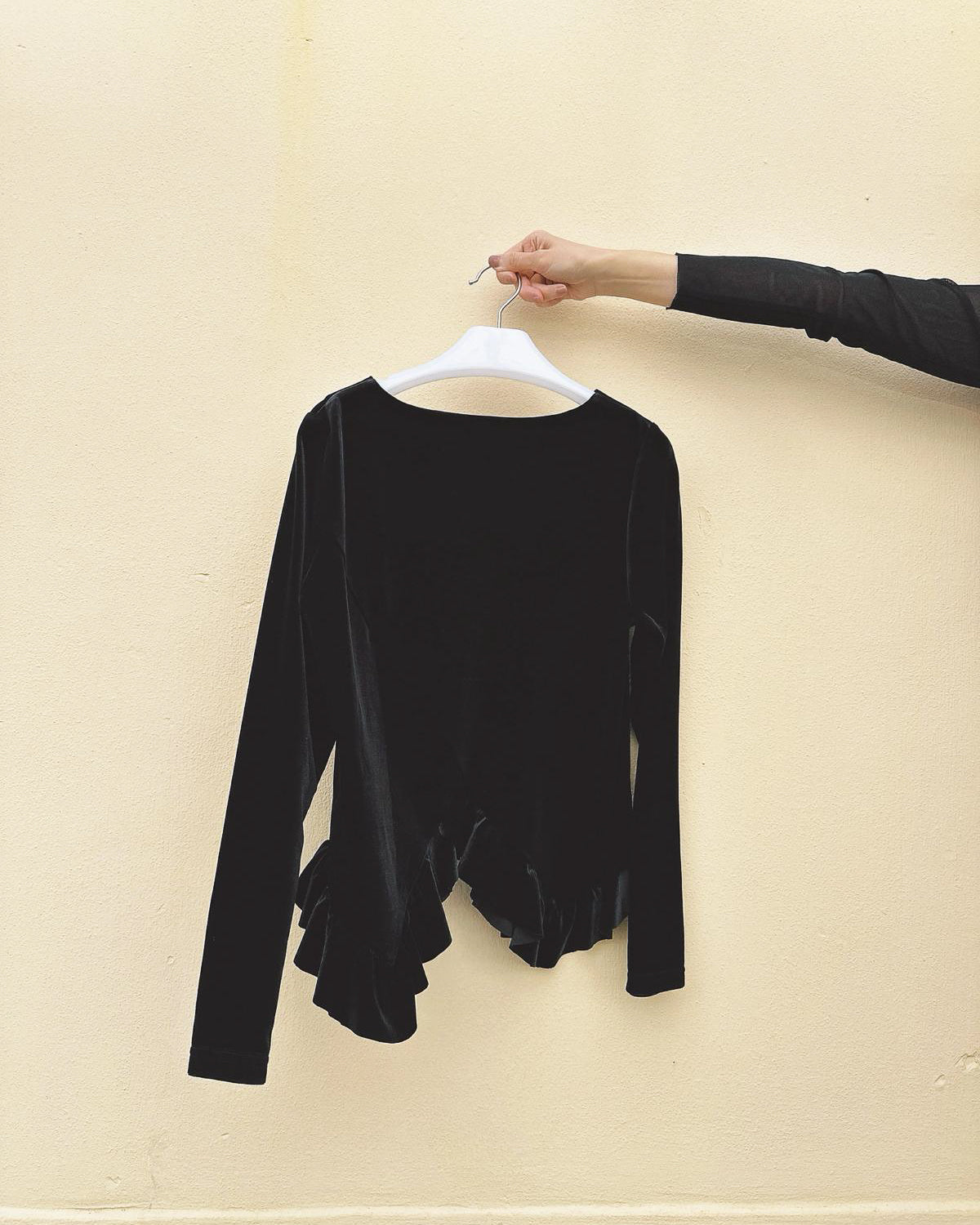 aalis SIENNA velvet hi-lo ruffle hem hem top (Black)