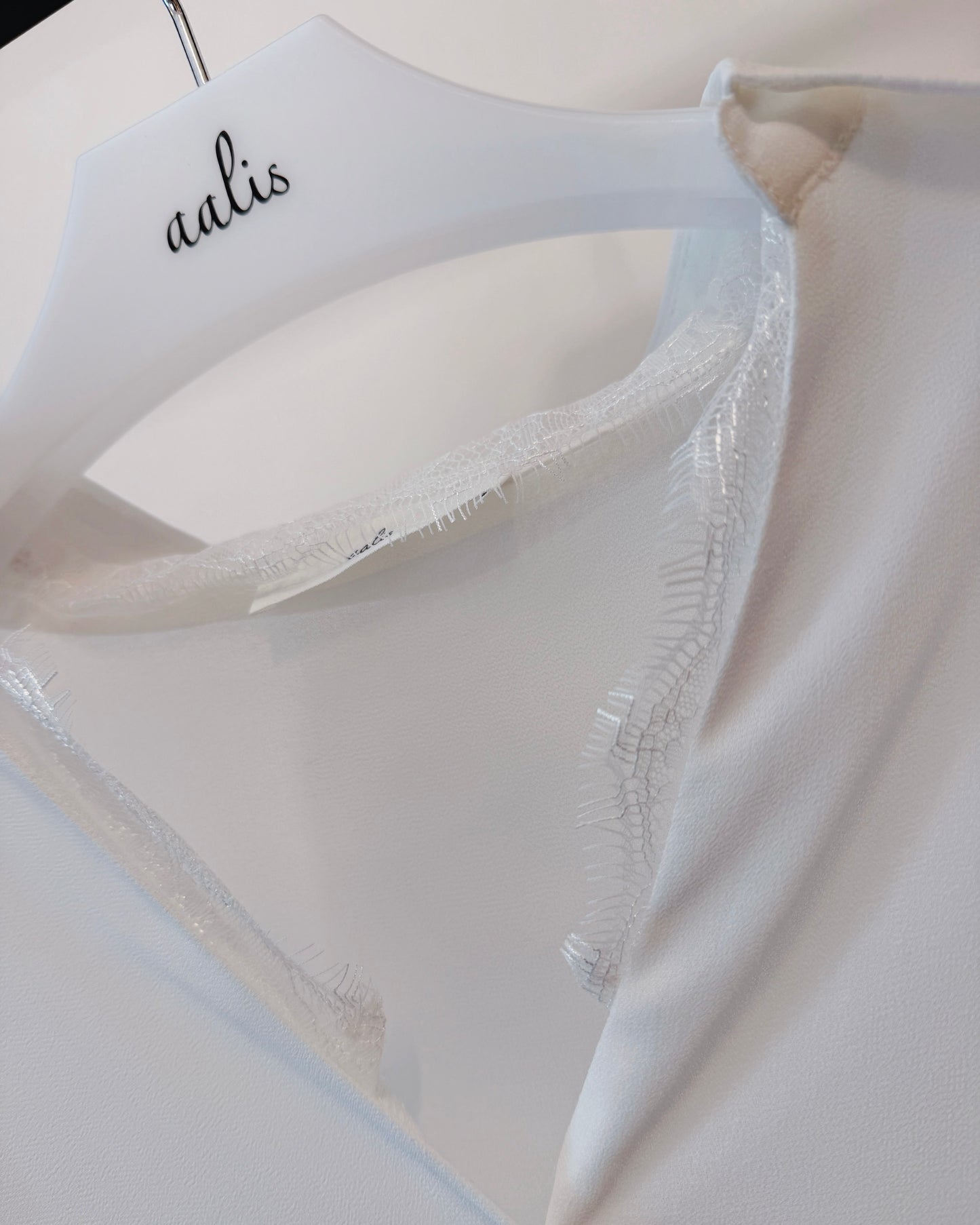 aalis CISA chiffon lace v neck shirt (White)