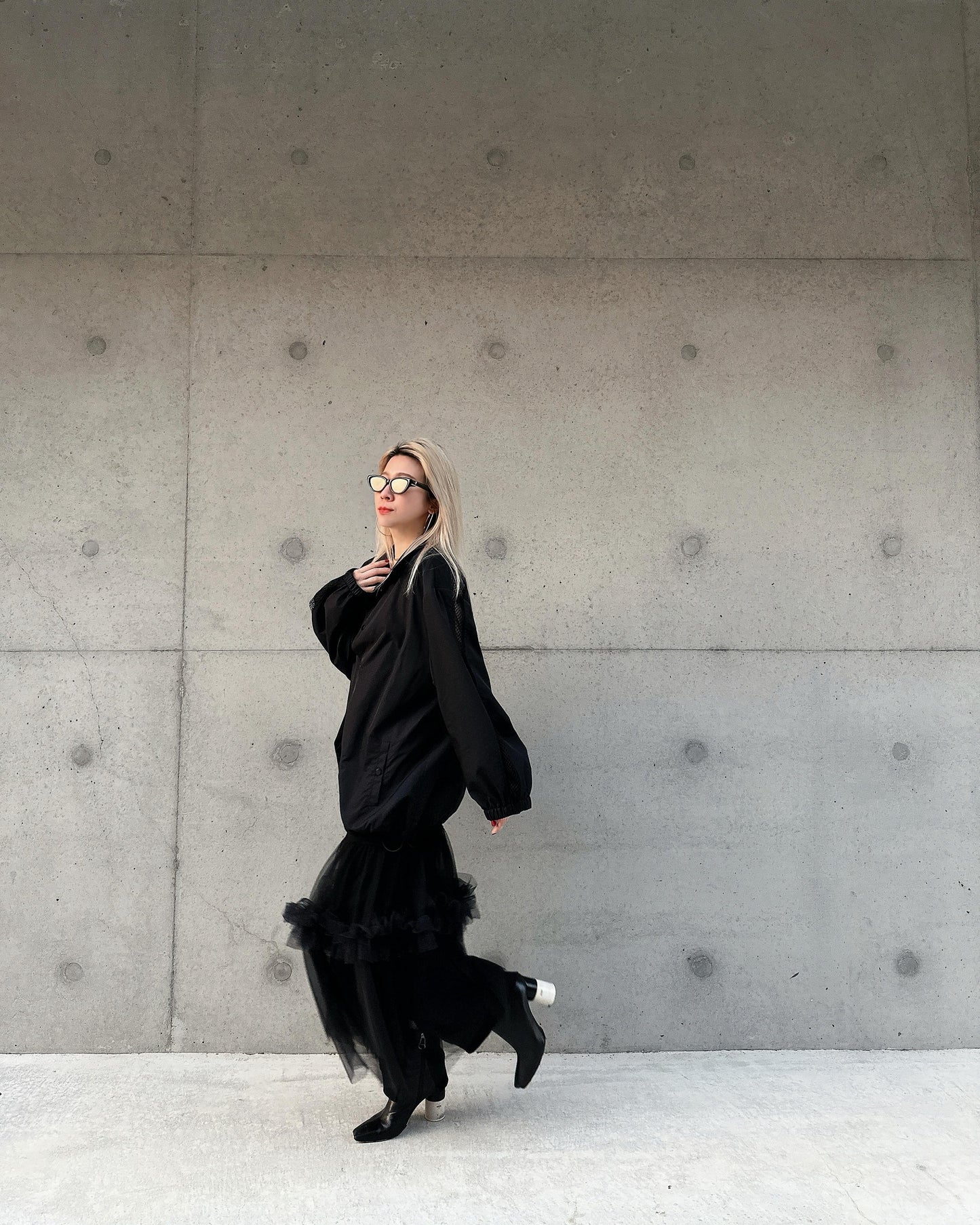 aalis WISTA mesh ruffle detail skirt (Black Silver)